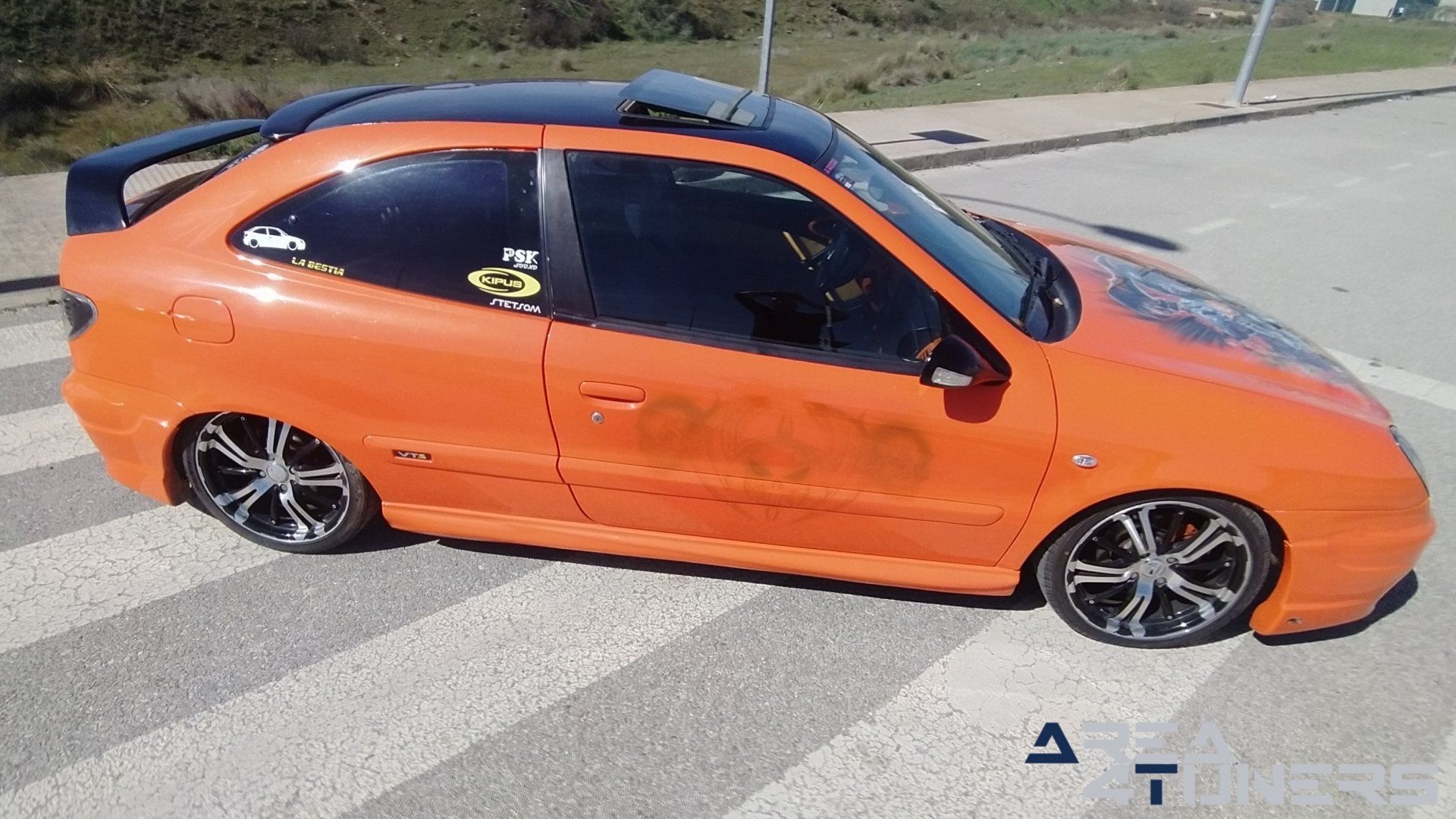 Imagen reportaje coche Tuning Citroën Xsara La Naranja Calavera DJ Imagen perteneciente al reportaje sobre coche Tuning, de la revista Area4tuners sobre un Citroën Xsara
