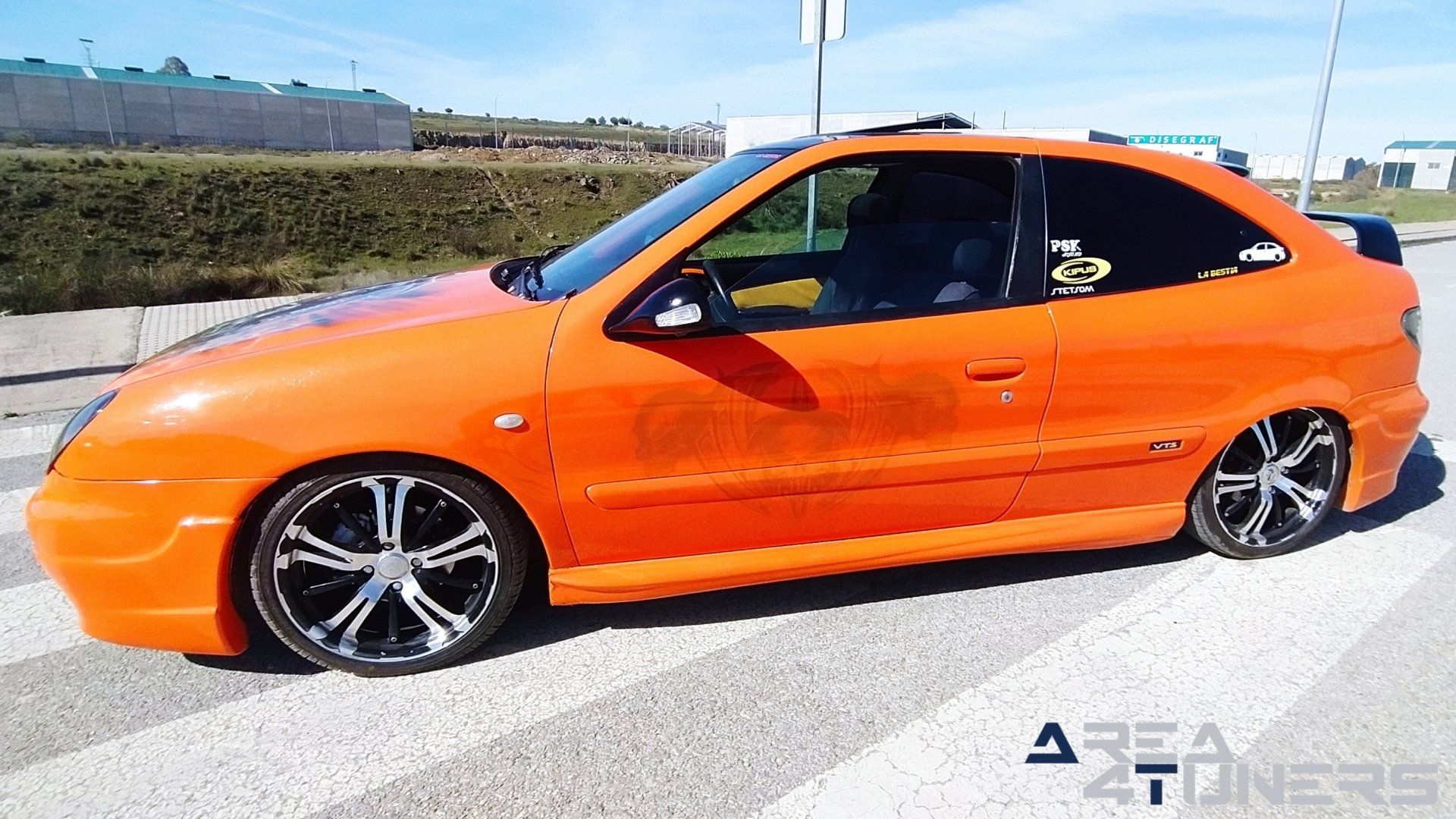 Imagen reportaje coche Tuning Citroën Xsara La Naranja Calavera DJ Imagen perteneciente al reportaje sobre coche Tuning, de la revista Area4tuners sobre un Citroën Xsara