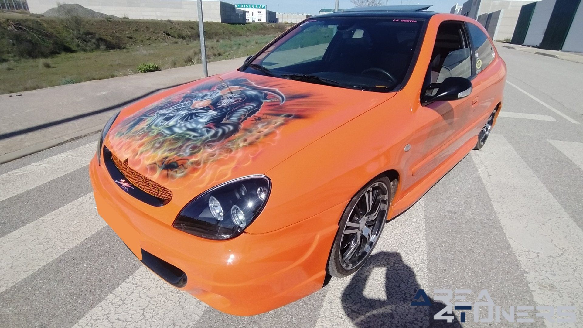 Imagen reportaje coche Tuning Citroën Xsara La Naranja Calavera DJ Imagen perteneciente al reportaje sobre coche Tuning, de la revista Area4tuners sobre un Citroën Xsara