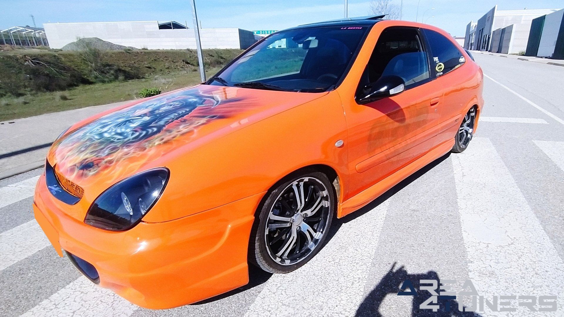 Imagen reportaje coche Tuning Citroën Xsara La Naranja Calavera DJ Imagen perteneciente al reportaje sobre coche Tuning, de la revista Area4tuners sobre un Citroën Xsara