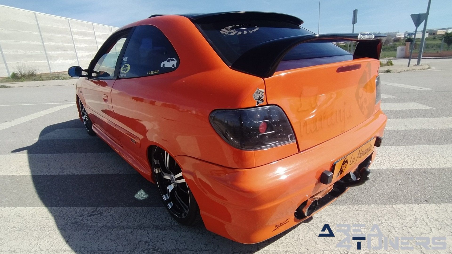 Imagen reportaje coche Tuning Citroën Xsara La Naranja Calavera DJ Imagen perteneciente al reportaje sobre coche Tuning, de la revista Area4tuners sobre un Citroën Xsara