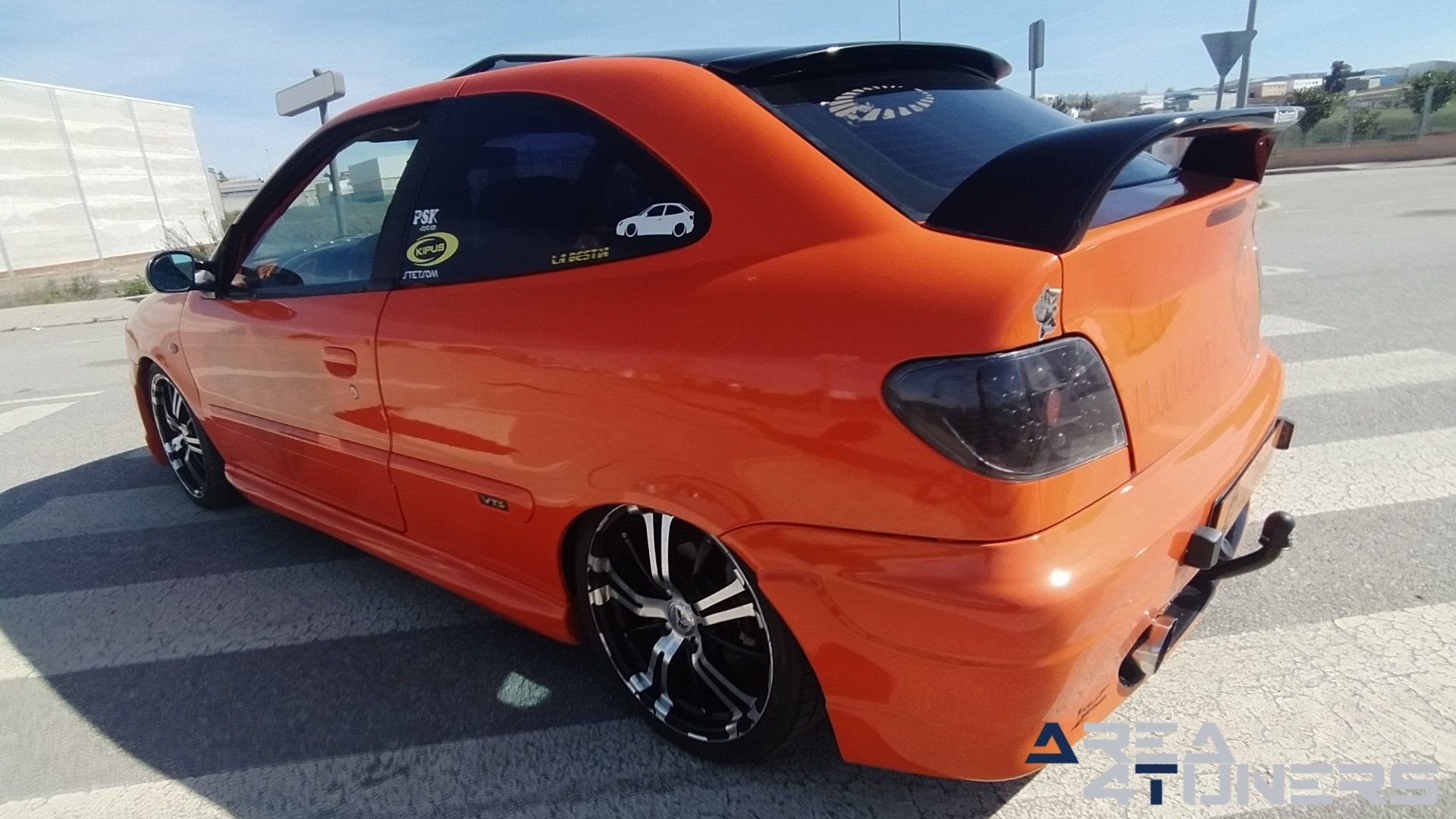 Imagen reportaje coche Tuning Citroën Xsara La Naranja Calavera DJ Imagen perteneciente al reportaje sobre coche Tuning, de la revista Area4tuners sobre un Citroën Xsara