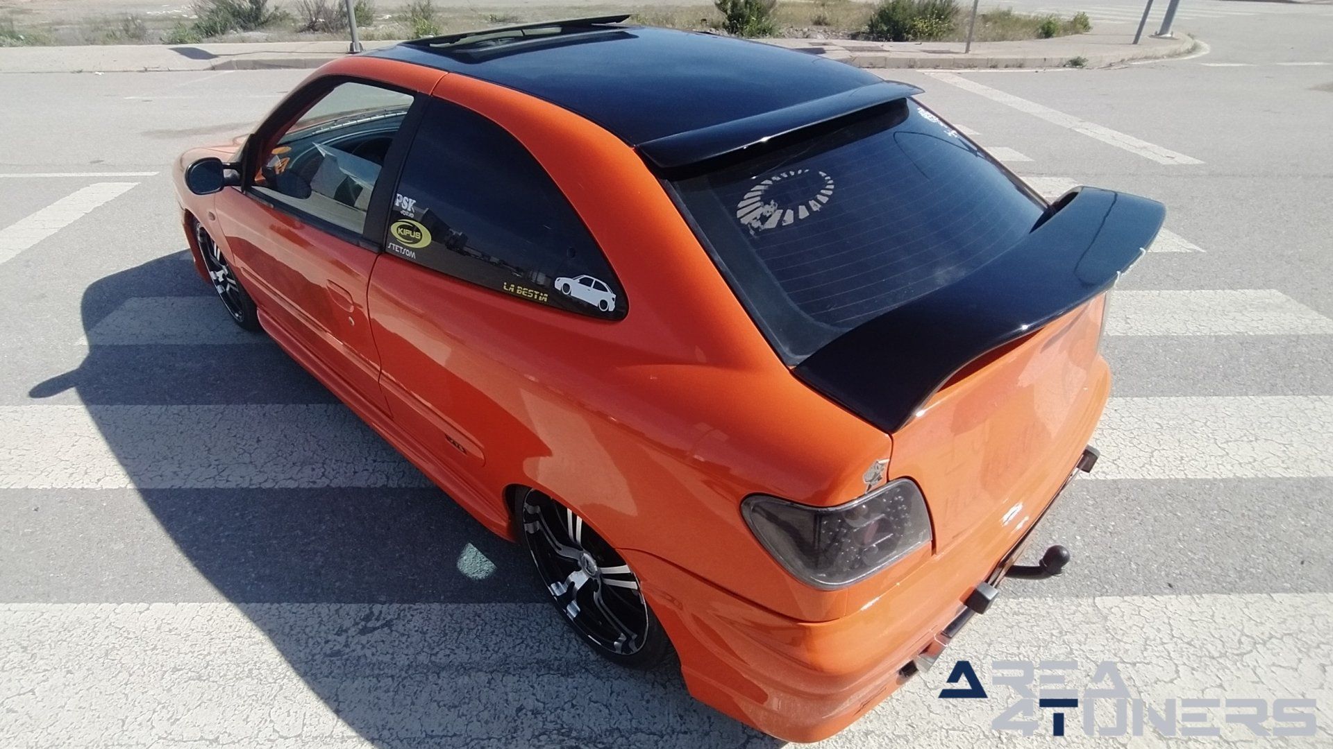 Imagen reportaje coche Tuning Citroën Xsara La Naranja Calavera DJ Imagen perteneciente al reportaje sobre coche Tuning, de la revista Area4tuners sobre un Citroën Xsara