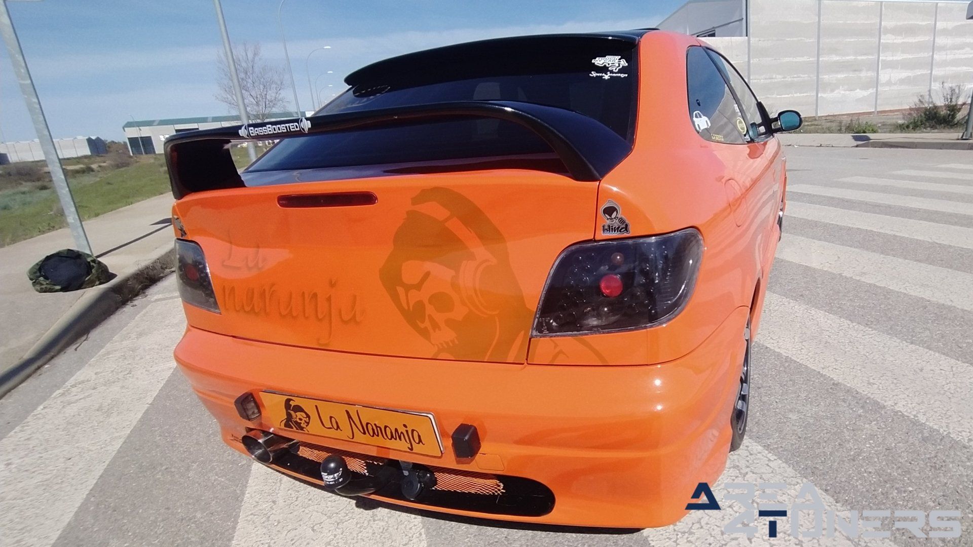 Imagen reportaje coche Tuning Citroën Xsara La Naranja Calavera DJ Imagen perteneciente al reportaje sobre coche Tuning, de la revista Area4tuners sobre un Citroën Xsara