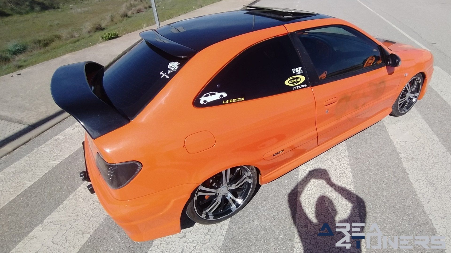 Imagen reportaje coche Tuning Citroën Xsara La Naranja Calavera DJ Imagen perteneciente al reportaje sobre coche Tuning, de la revista Area4tuners sobre un Citroën Xsara