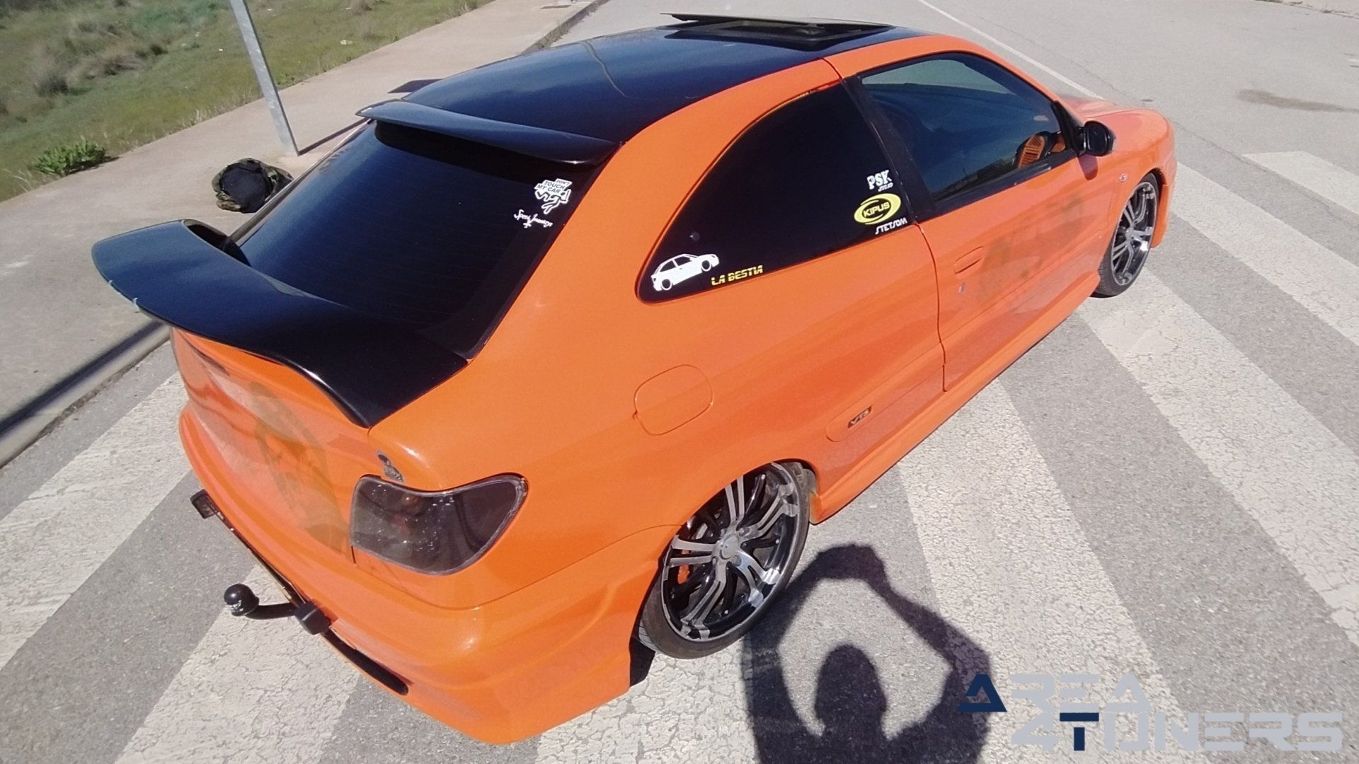 Imagen reportaje coche Tuning Citroën Xsara La Naranja Calavera DJ Imagen perteneciente al reportaje sobre coche Tuning, de la revista Area4tuners sobre un Citroën Xsara