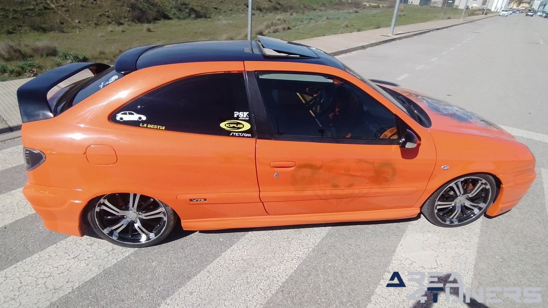 Imagen reportaje coche Tuning Citroën Xsara La Naranja Calavera DJ Imagen perteneciente al reportaje sobre coche Tuning, de la revista Area4tuners sobre un Citroën Xsara