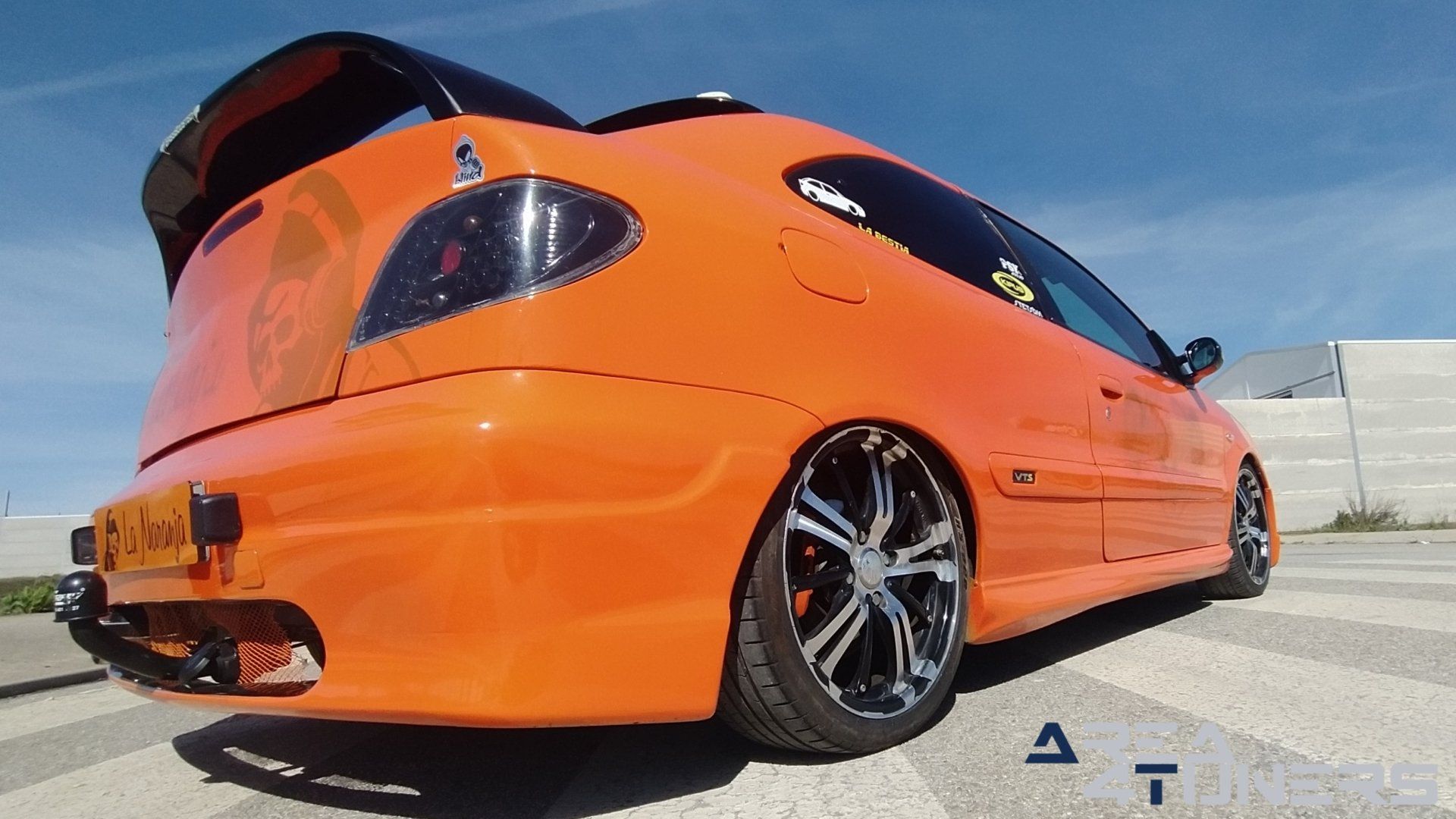 Imagen reportaje coche Tuning Citroën Xsara La Naranja Calavera DJ Imagen perteneciente al reportaje sobre coche Tuning, de la revista Area4tuners sobre un Citroën Xsara