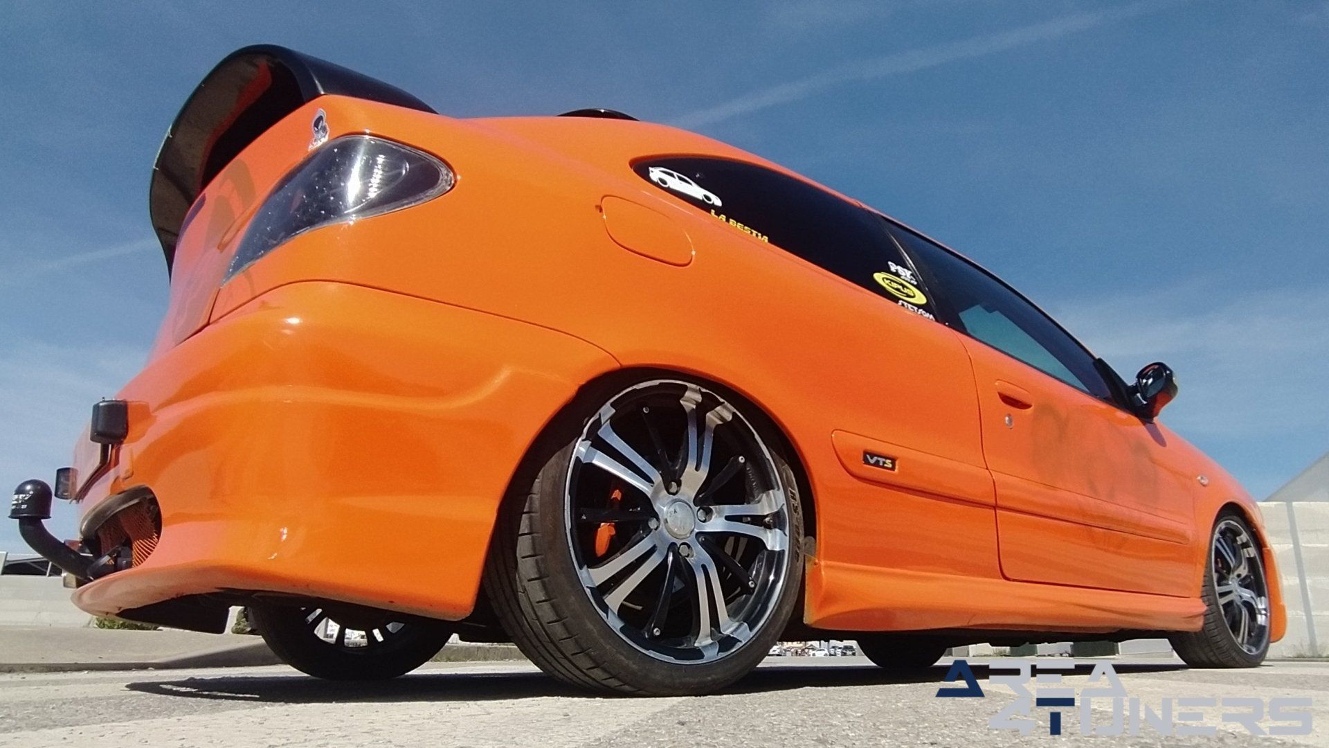 Imagen reportaje coche Tuning Citroën Xsara La Naranja Calavera DJ Imagen perteneciente al reportaje sobre coche Tuning, de la revista Area4tuners sobre un Citroën Xsara