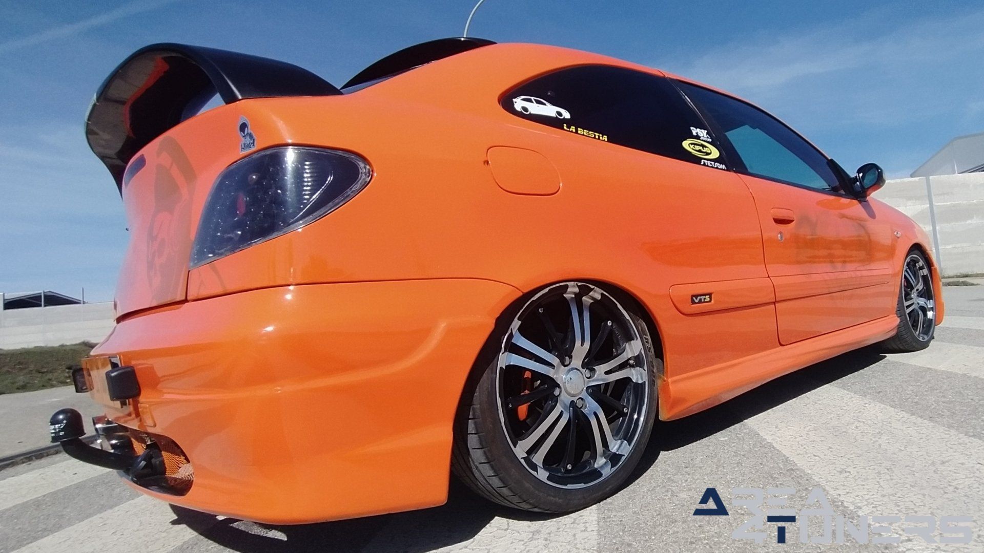 Imagen reportaje coche Tuning Citroën Xsara La Naranja Calavera DJ Imagen perteneciente al reportaje sobre coche Tuning, de la revista Area4tuners sobre un Citroën Xsara