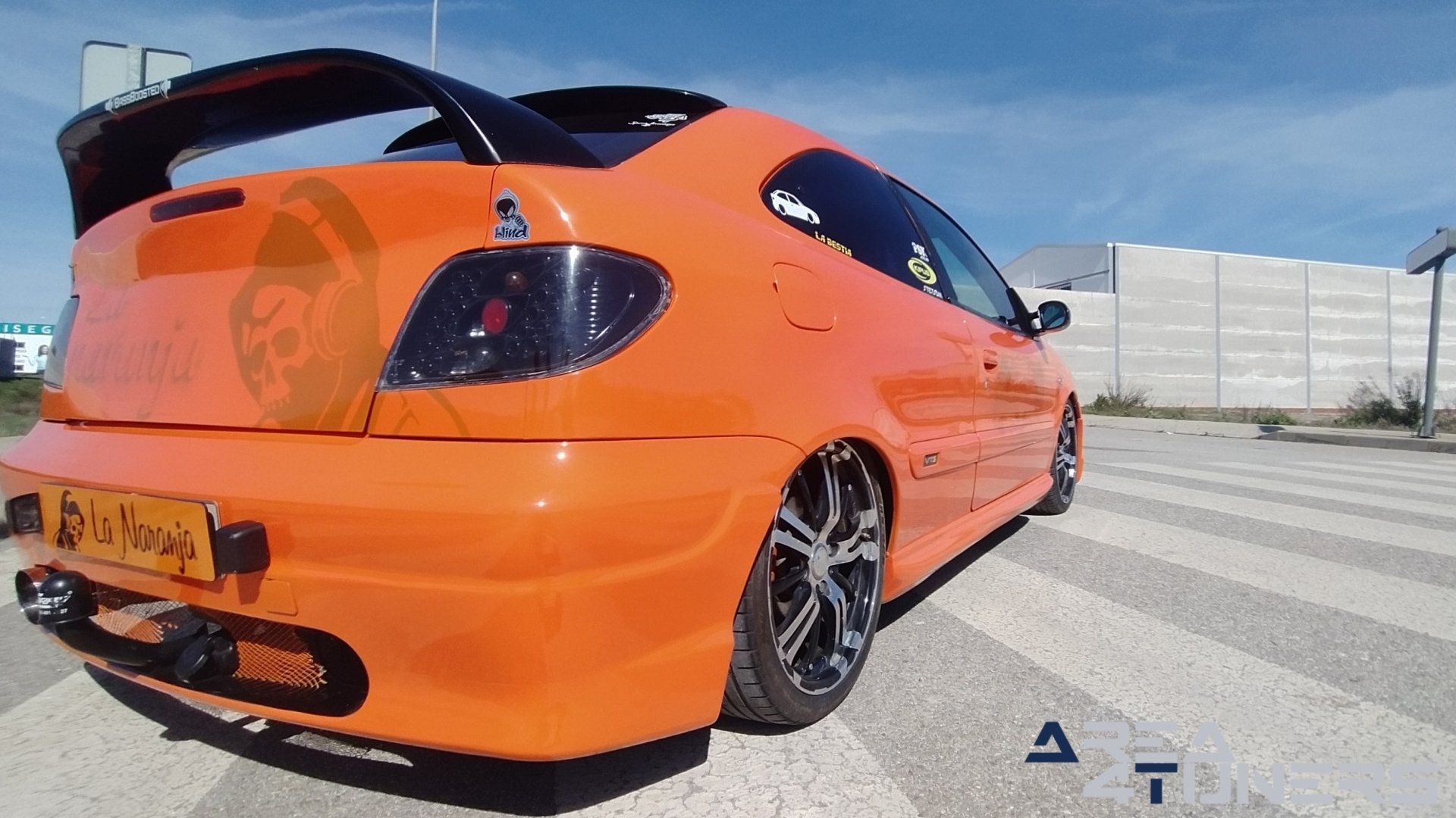Imagen reportaje coche Tuning Citroën Xsara La Naranja Calavera DJ Imagen perteneciente al reportaje sobre coche Tuning, de la revista Area4tuners sobre un Citroën Xsara