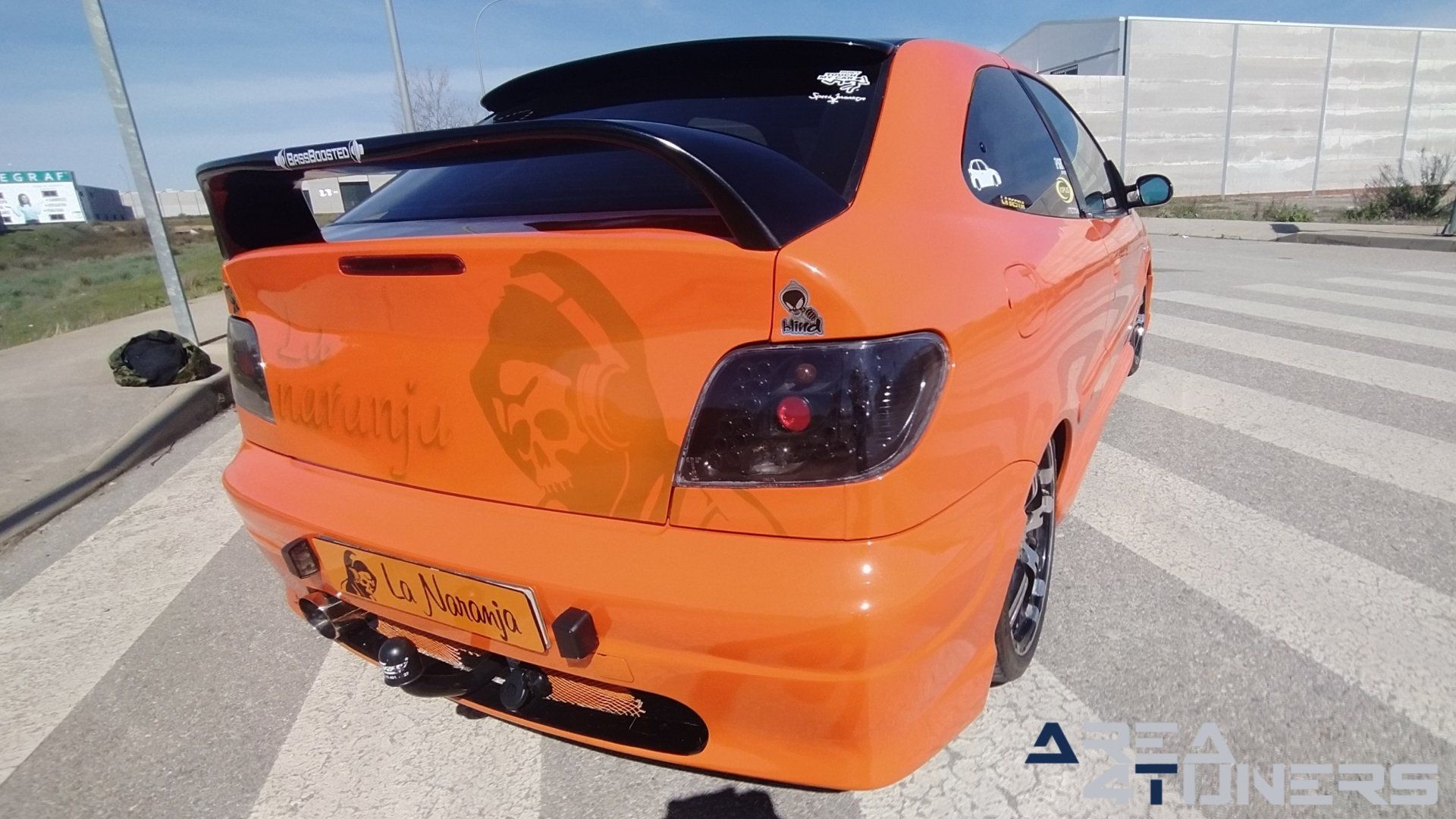 Imagen reportaje coche Tuning Citroën Xsara La Naranja Calavera DJ Imagen perteneciente al reportaje sobre coche Tuning, de la revista Area4tuners sobre un Citroën Xsara