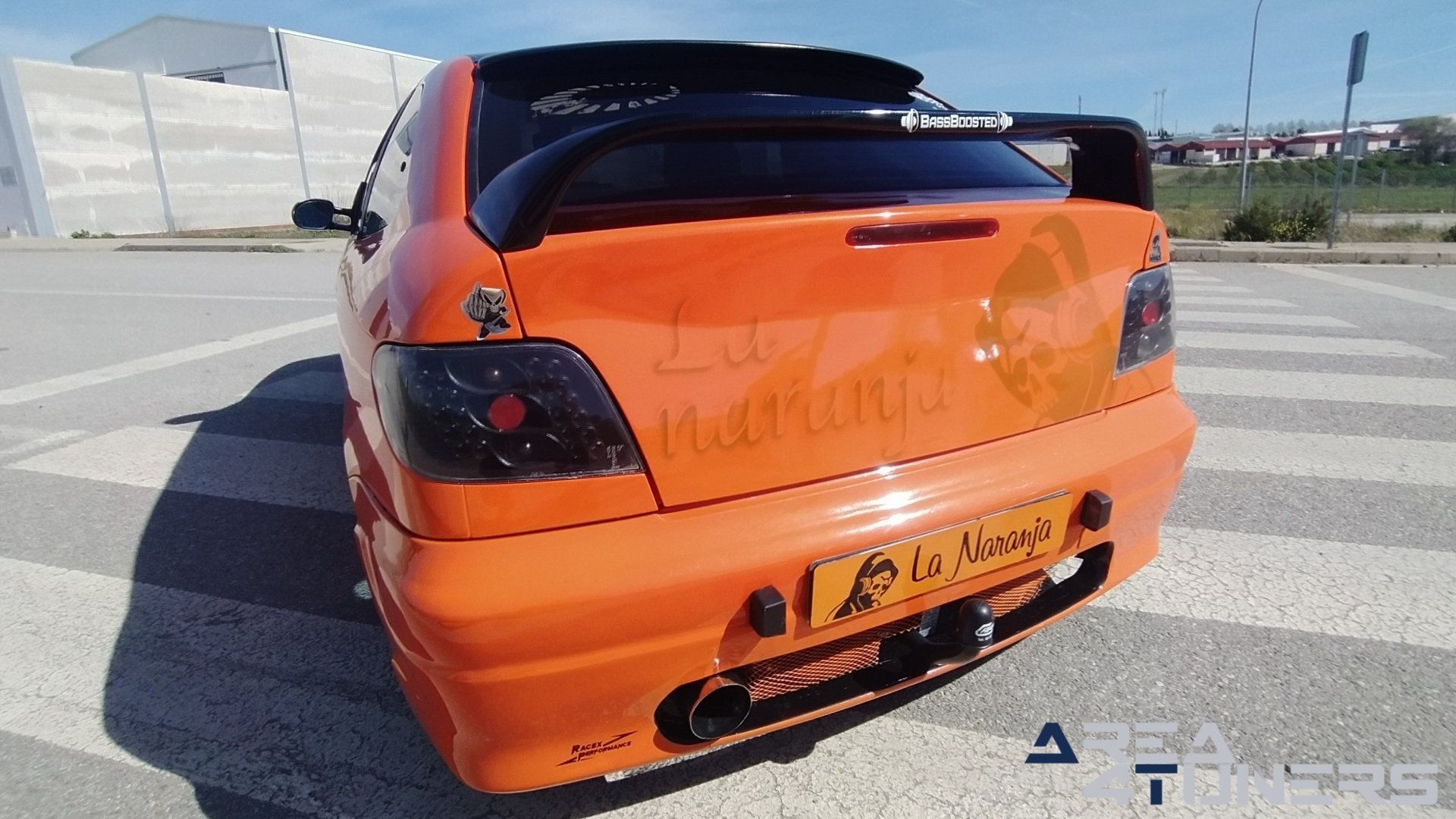 Imagen reportaje coche Tuning Citroën Xsara La Naranja Calavera DJ Imagen perteneciente al reportaje sobre coche Tuning, de la revista Area4tuners sobre un Citroën Xsara