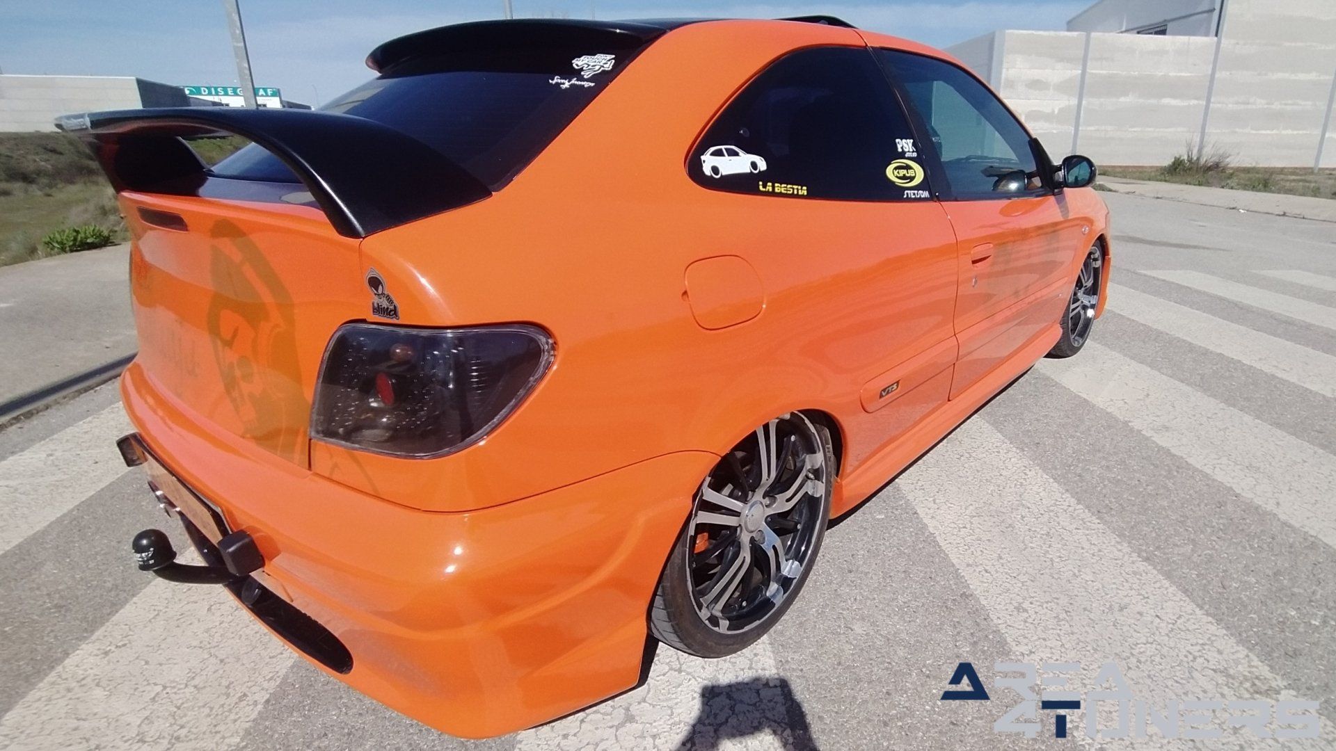 Imagen reportaje coche Tuning Citroën Xsara La Naranja Calavera DJ Imagen perteneciente al reportaje sobre coche Tuning, de la revista Area4tuners sobre un Citroën Xsara