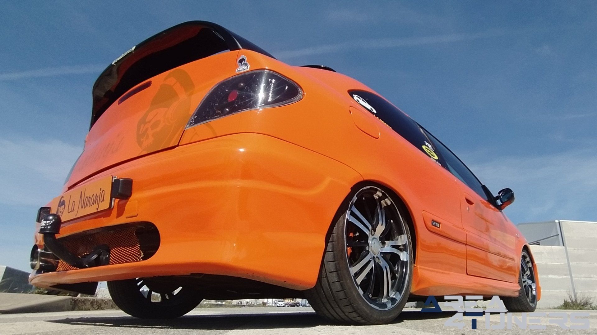 Imagen reportaje coche Tuning Citroën Xsara La Naranja Calavera DJ Imagen perteneciente al reportaje sobre coche Tuning, de la revista Area4tuners sobre un Citroën Xsara