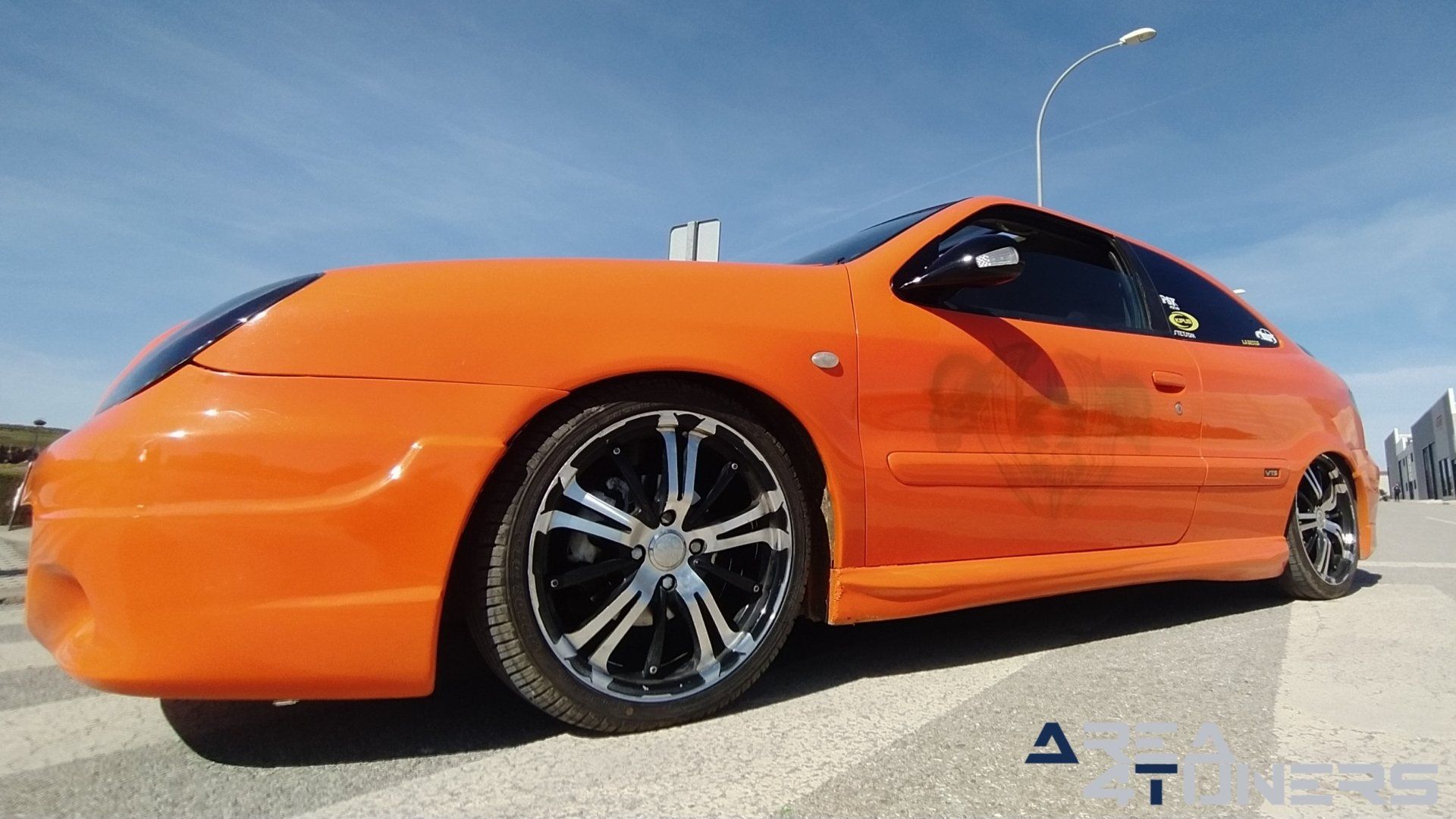 Imagen reportaje coche Tuning Citroën Xsara La Naranja Calavera DJ Imagen perteneciente al reportaje sobre coche Tuning, de la revista Area4tuners sobre un Citroën Xsara