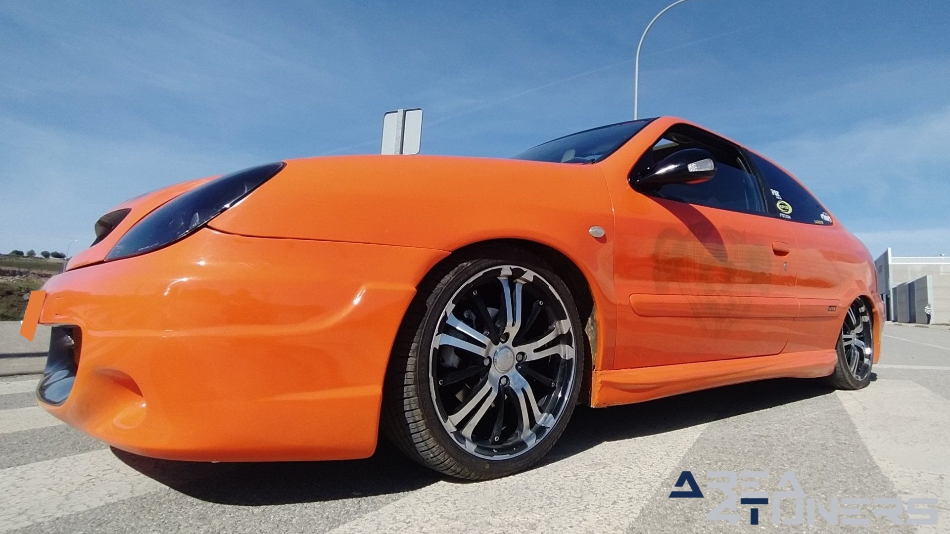 Imagen reportaje coche Tuning Citroën Xsara La Naranja Calavera DJ Imagen perteneciente al reportaje sobre coche Tuning, de la revista Area4tuners sobre un Citroën Xsara