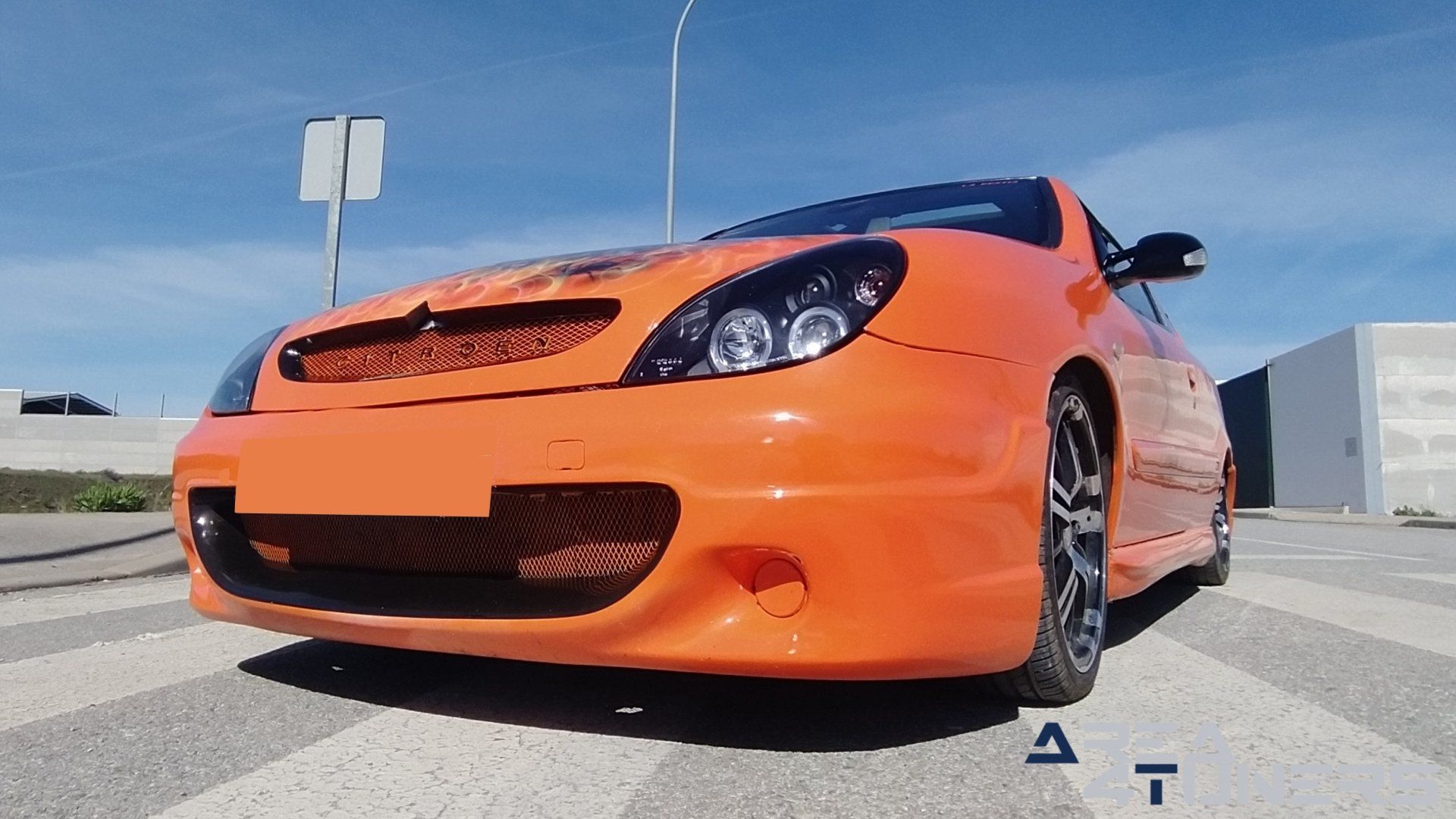 Imagen reportaje coche Tuning Citroën Xsara La Naranja Calavera DJ Imagen perteneciente al reportaje sobre coche Tuning, de la revista Area4tuners sobre un Citroën Xsara