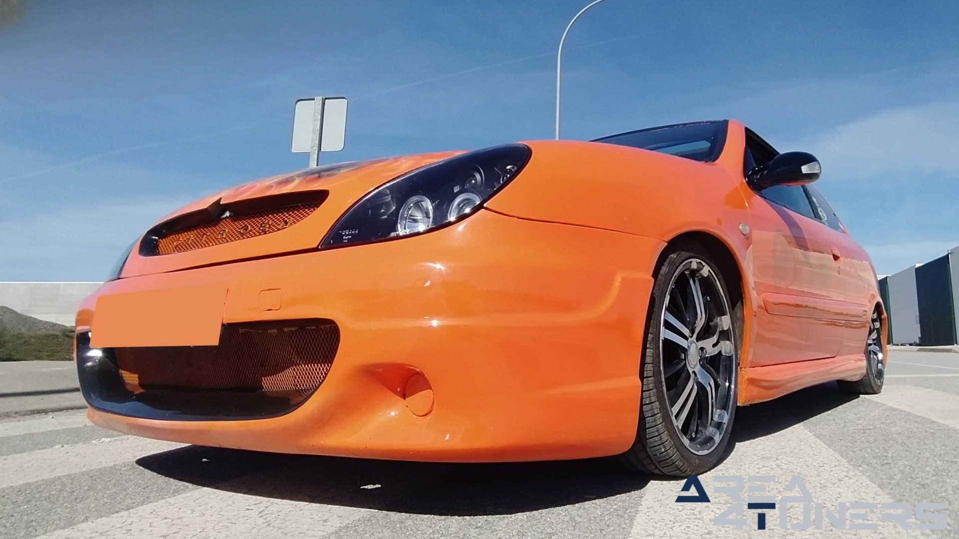 Imagen reportaje coche Tuning Citroën Xsara La Naranja Calavera DJ Imagen perteneciente al reportaje sobre coche Tuning, de la revista Area4tuners sobre un Citroën Xsara