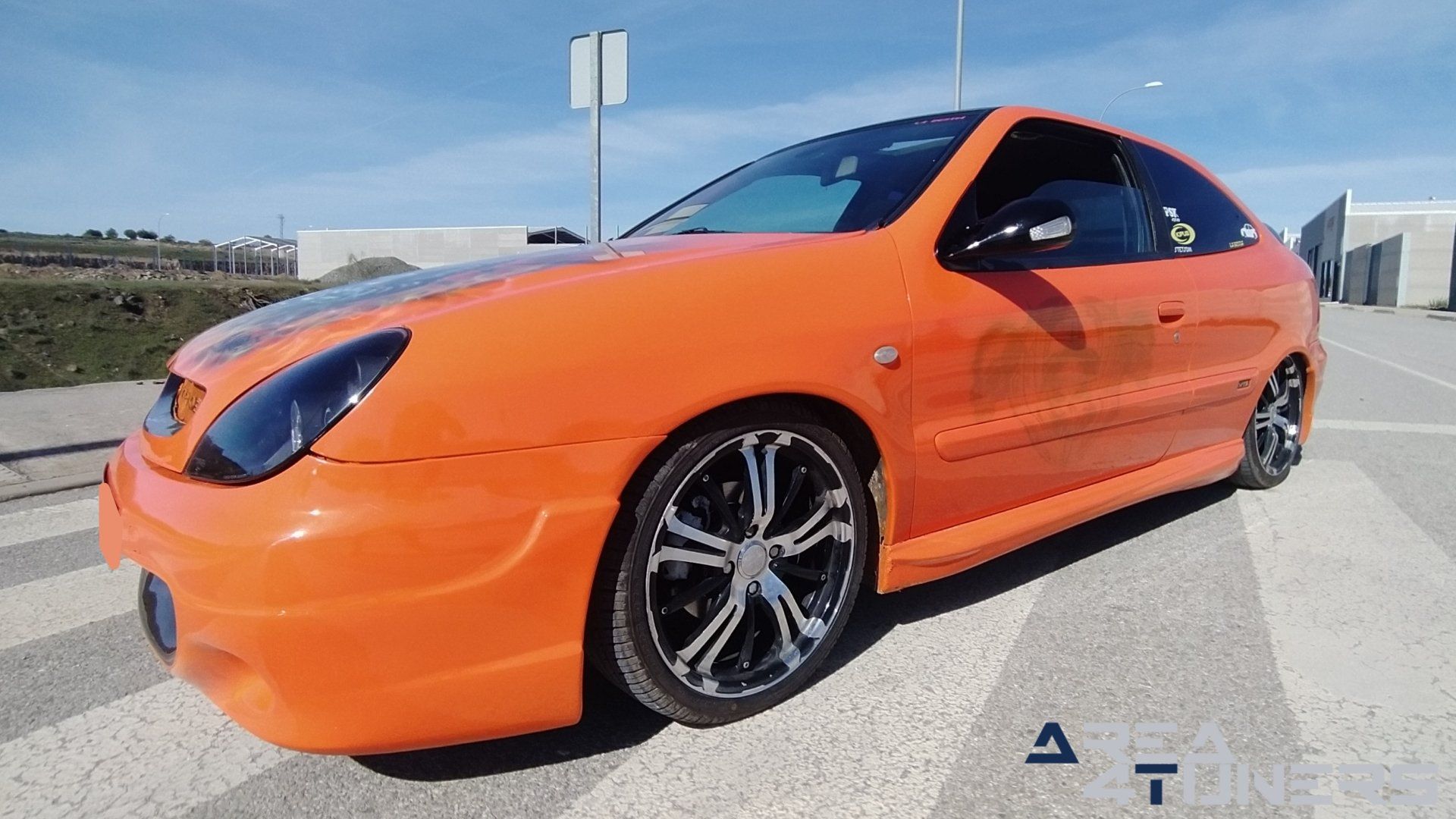 Imagen reportaje coche Tuning Citroën Xsara La Naranja Calavera DJ Imagen perteneciente al reportaje sobre coche Tuning, de la revista Area4tuners sobre un Citroën Xsara