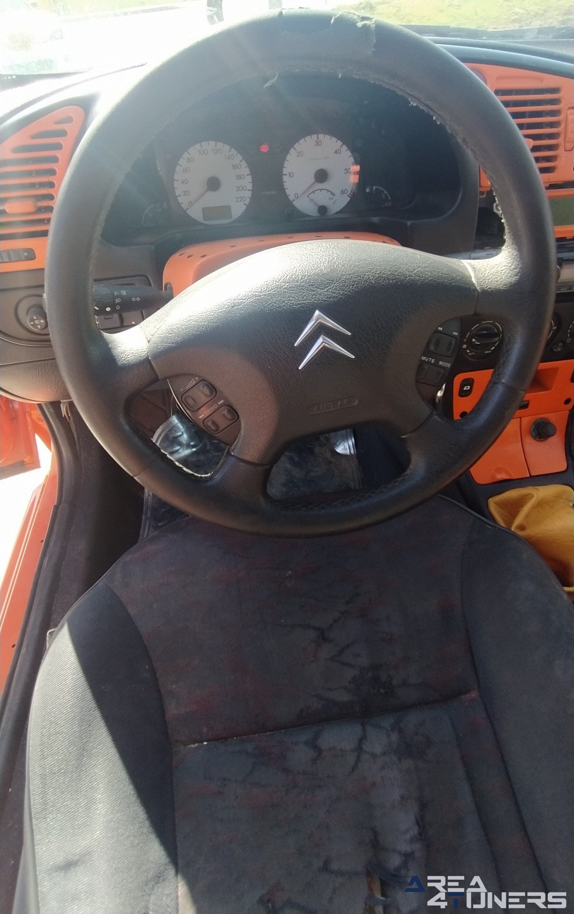 Imagen reportaje coche Tuning Citroën Xsara La Naranja Calavera DJ Imagen perteneciente al reportaje sobre coche Tuning, de la revista Area4tuners sobre un Citroën Xsara