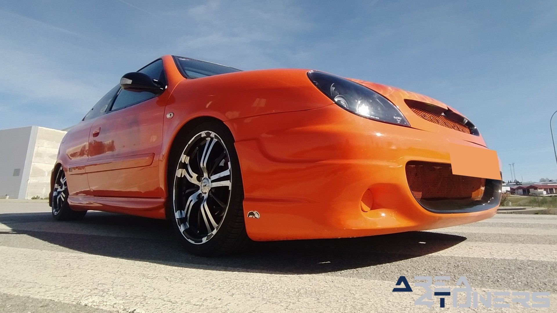 Imagen reportaje coche Tuning Citroën Xsara La Naranja Calavera DJ Imagen perteneciente al reportaje sobre coche Tuning, de la revista Area4tuners sobre un Citroën Xsara