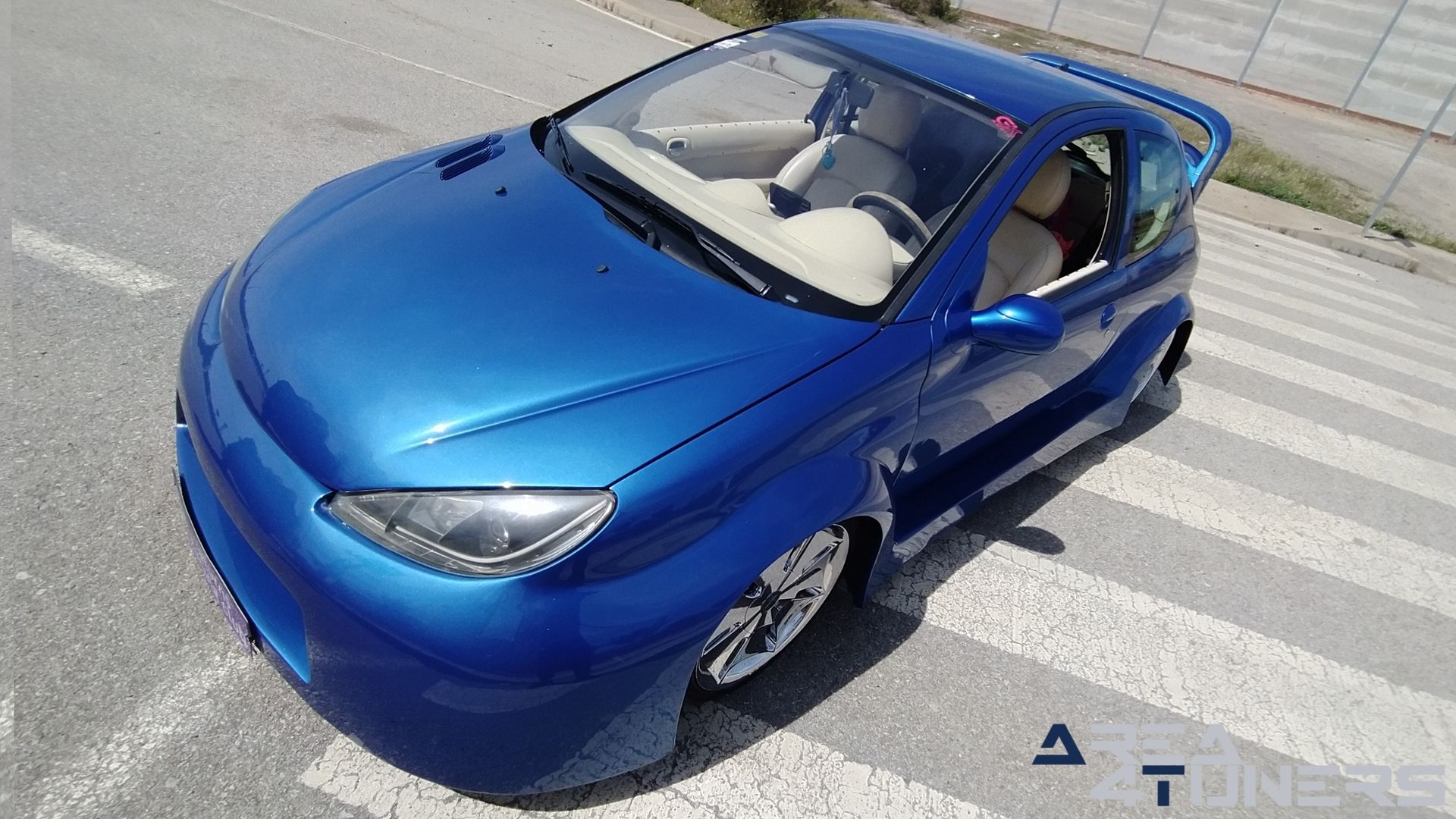 Imagen reportaje coche Tuning Peugeot 206 La Canica Azul Imagen perteneciente al reportaje de coche Tuning, de la revista Area4tuners sobre un Peugeot 206