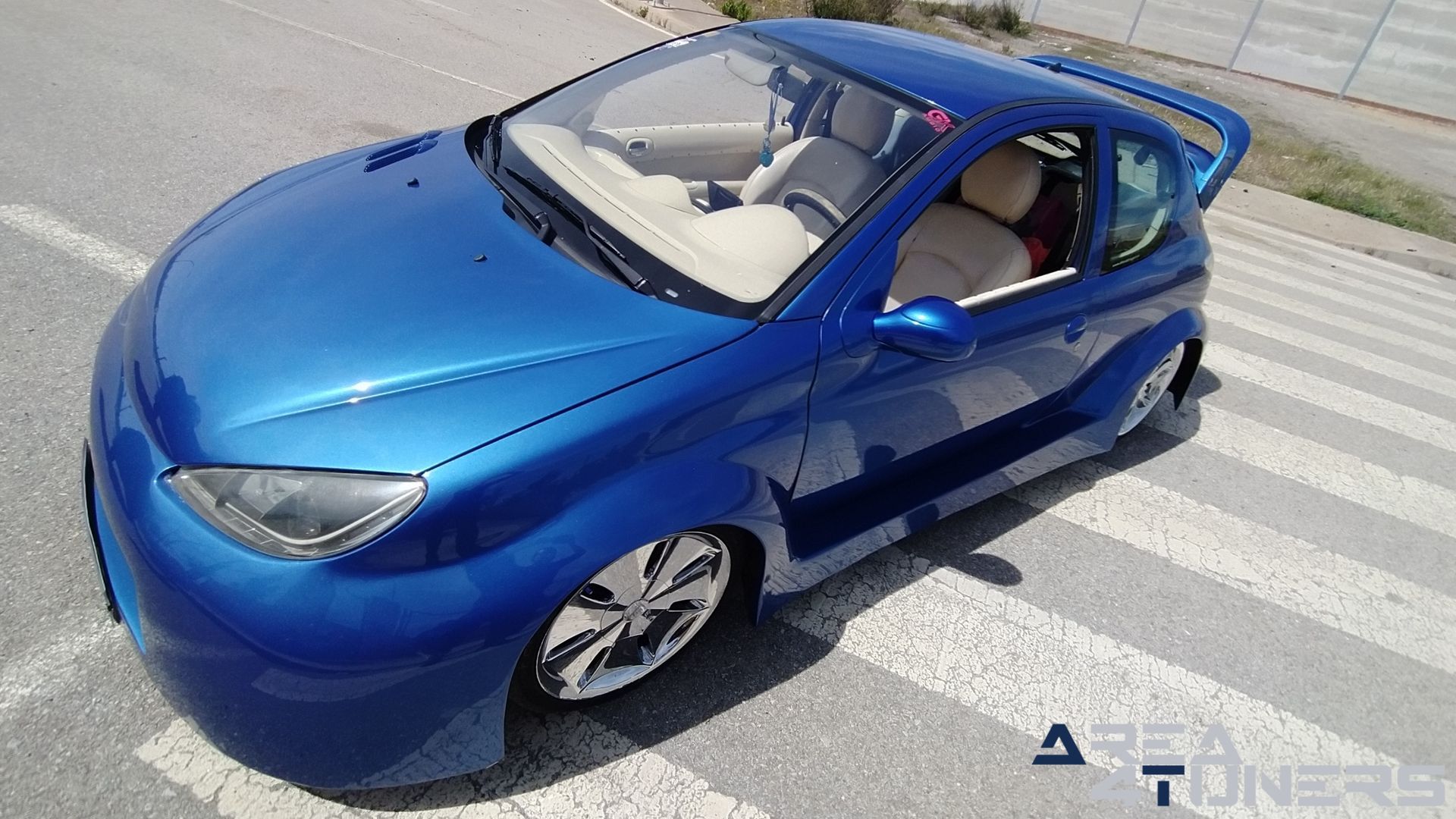 Imagen reportaje coche Tuning Peugeot 206 La Canica Azul Imagen perteneciente al reportaje de coche Tuning, de la revista Area4tuners sobre un Peugeot 206