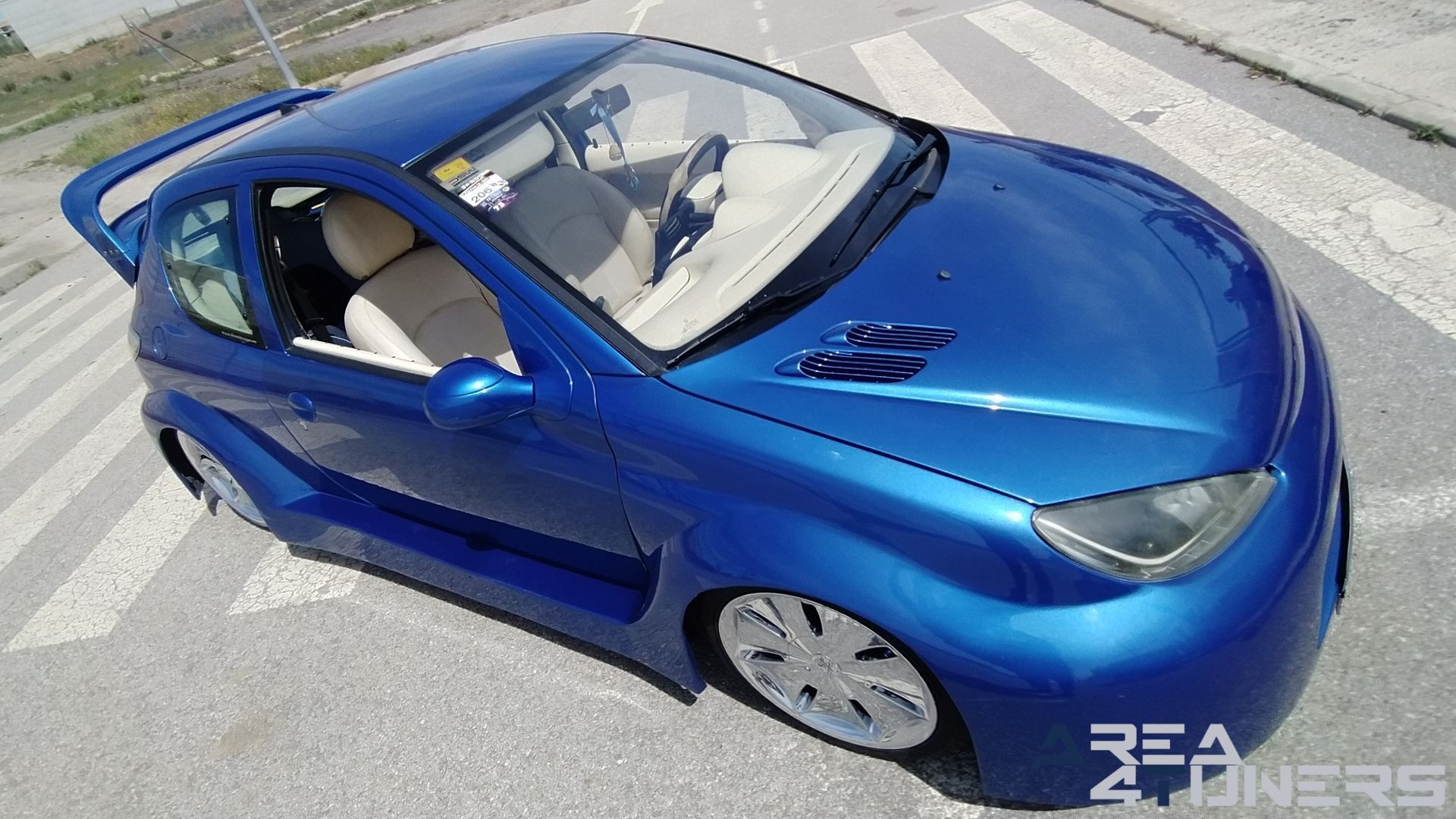 Imagen reportaje coche Tuning Peugeot 206 La Canica Azul Imagen perteneciente al reportaje de coche Tuning, de la revista Area4tuners sobre un Peugeot 206