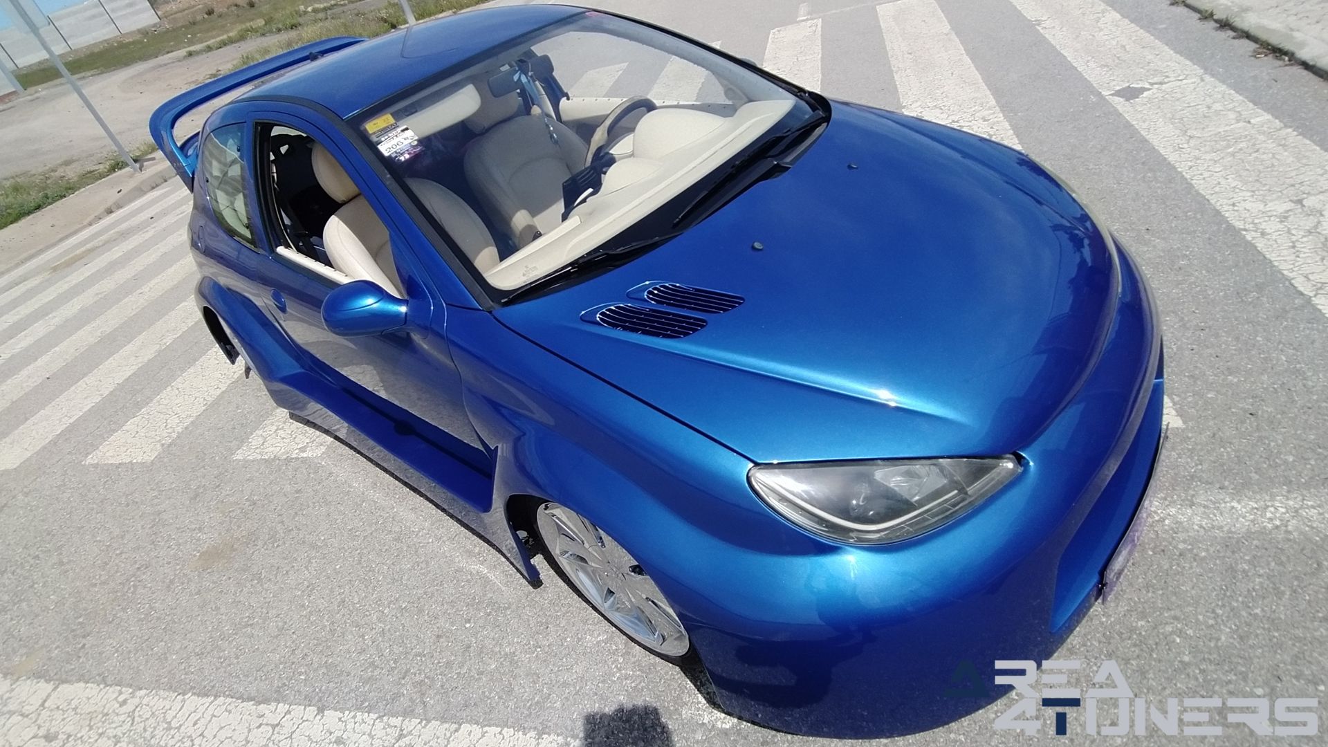 Imagen reportaje coche Tuning Peugeot 206 La Canica Azul Imagen perteneciente al reportaje de coche Tuning, de la revista Area4tuners sobre un Peugeot 206