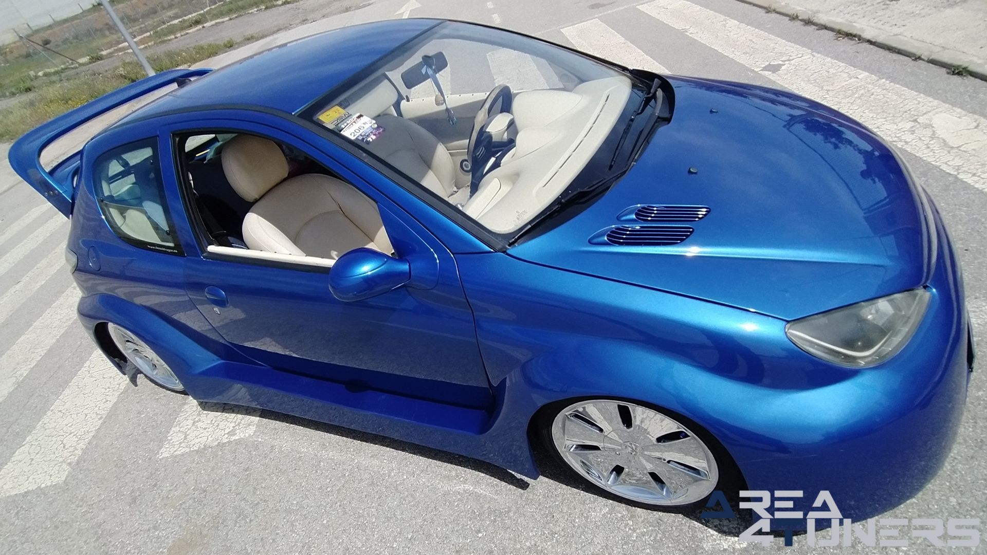 Imagen reportaje coche Tuning Peugeot 206 La Canica Azul Imagen perteneciente al reportaje de coche Tuning, de la revista Area4tuners sobre un Peugeot 206