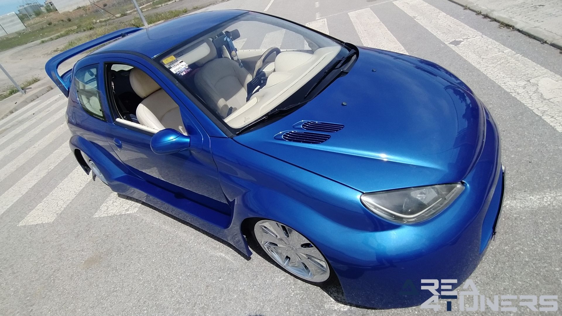 Imagen reportaje coche Tuning Peugeot 206 La Canica Azul Imagen perteneciente al reportaje de coche Tuning, de la revista Area4tuners sobre un Peugeot 206