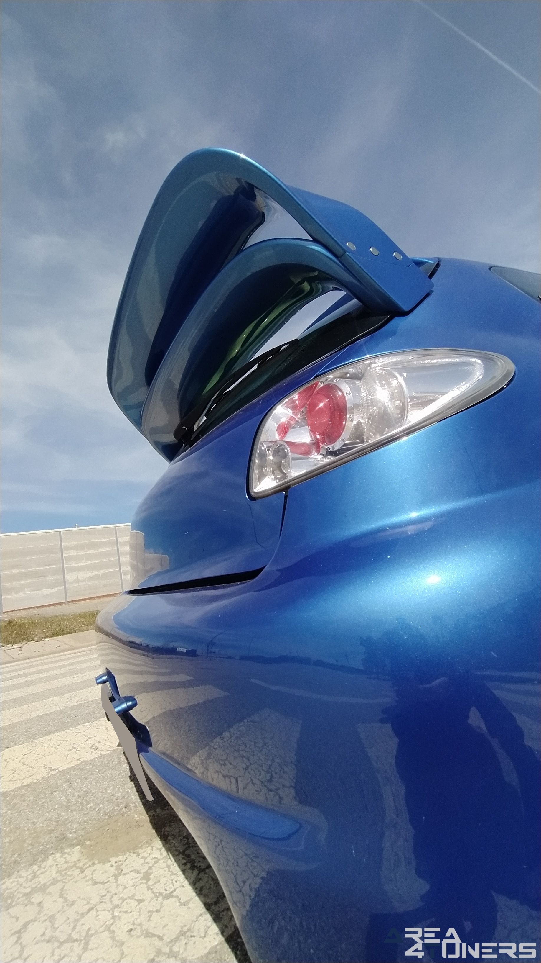 Imagen reportaje coche Tuning Peugeot 206 La Canica Azul Imagen perteneciente al reportaje de coche Tuning, de la revista Area4tuners sobre un Peugeot 206