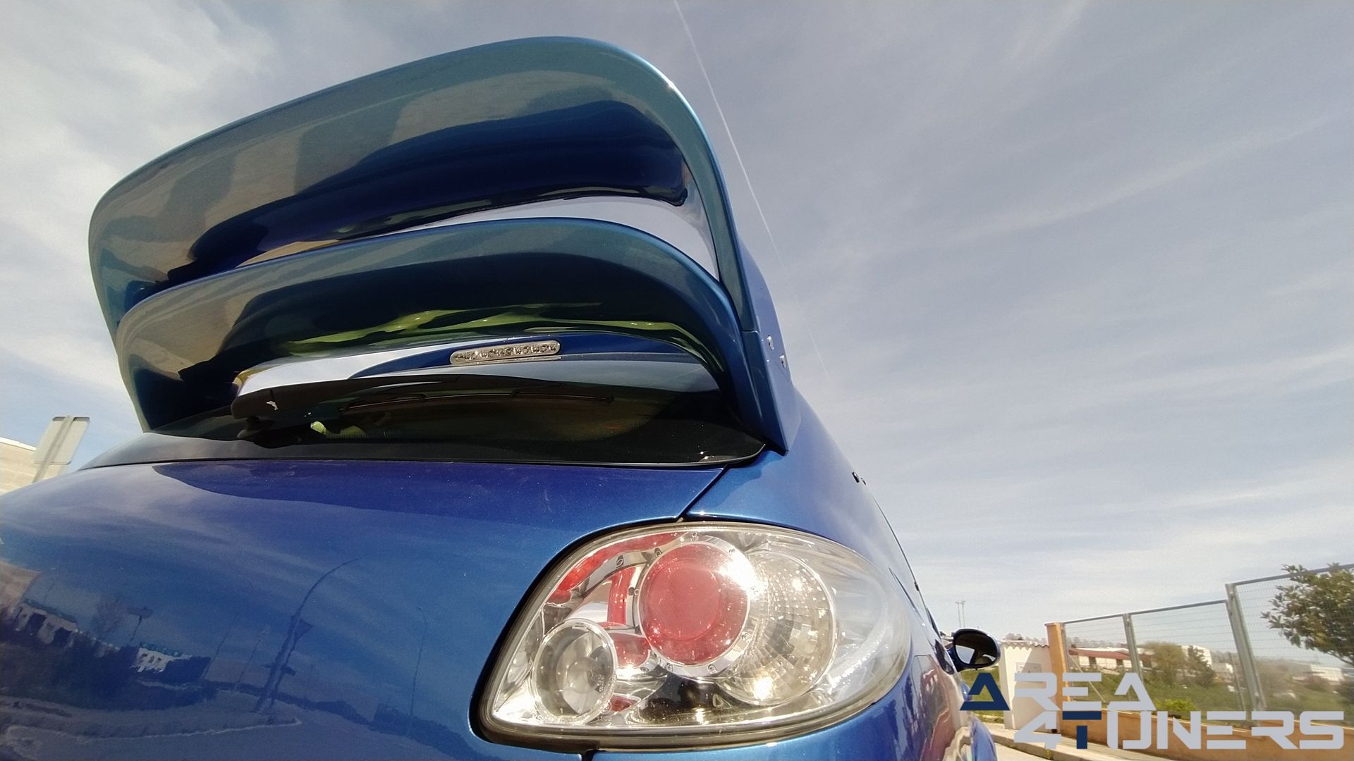 Imagen reportaje coche Tuning Peugeot 206 La Canica Azul Imagen perteneciente al reportaje de coche Tuning, de la revista Area4tuners sobre un Peugeot 206