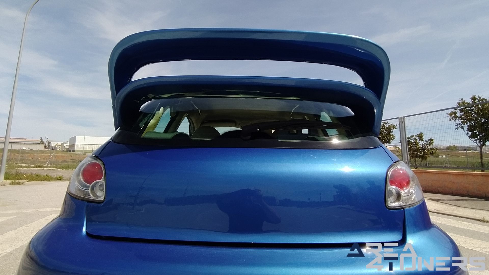 Imagen reportaje coche Tuning Peugeot 206 La Canica Azul Imagen perteneciente al reportaje de coche Tuning, de la revista Area4tuners sobre un Peugeot 206