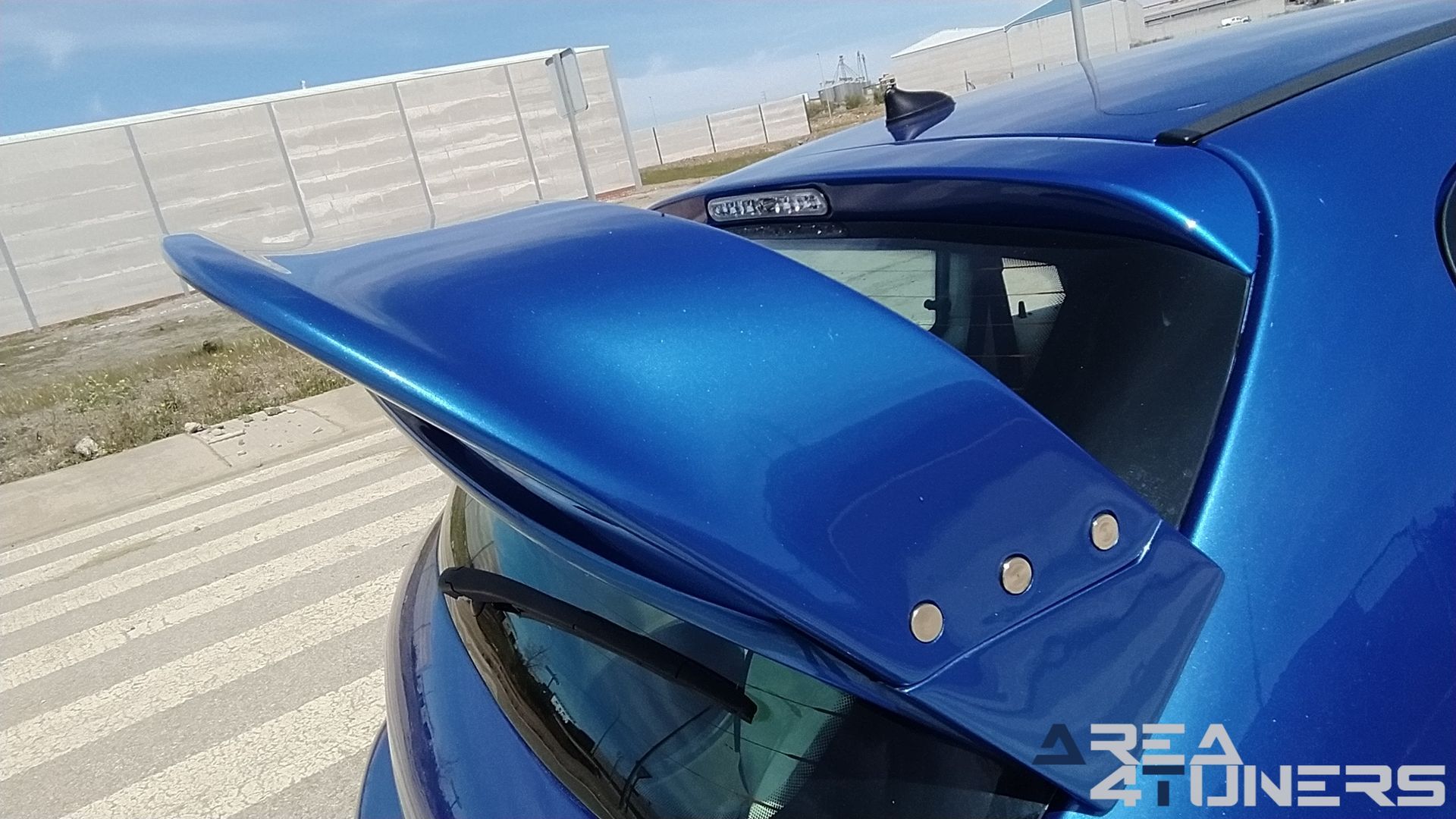 Imagen reportaje coche Tuning Peugeot 206 La Canica Azul Imagen perteneciente al reportaje de coche Tuning, de la revista Area4tuners sobre un Peugeot 206