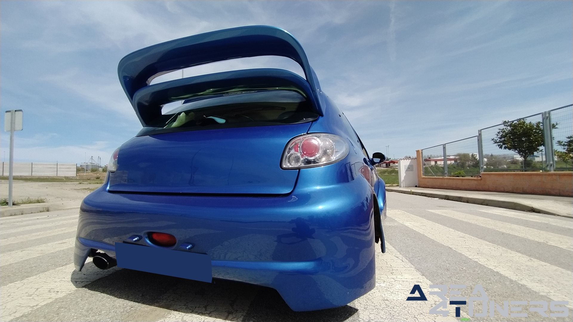 Imagen reportaje coche Tuning Peugeot 206 La Canica Azul Imagen perteneciente al reportaje de coche Tuning, de la revista Area4tuners sobre un Peugeot 206