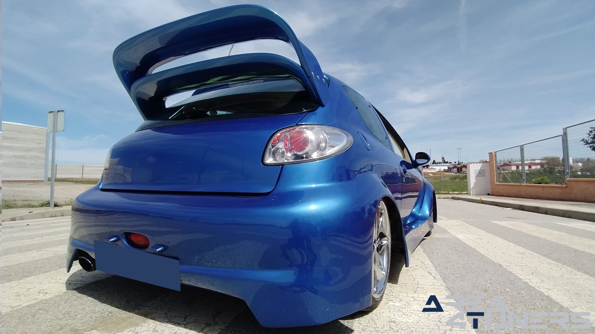 Imagen reportaje coche Tuning Peugeot 206 La Canica Azul Imagen perteneciente al reportaje de coche Tuning, de la revista Area4tuners sobre un Peugeot 206
