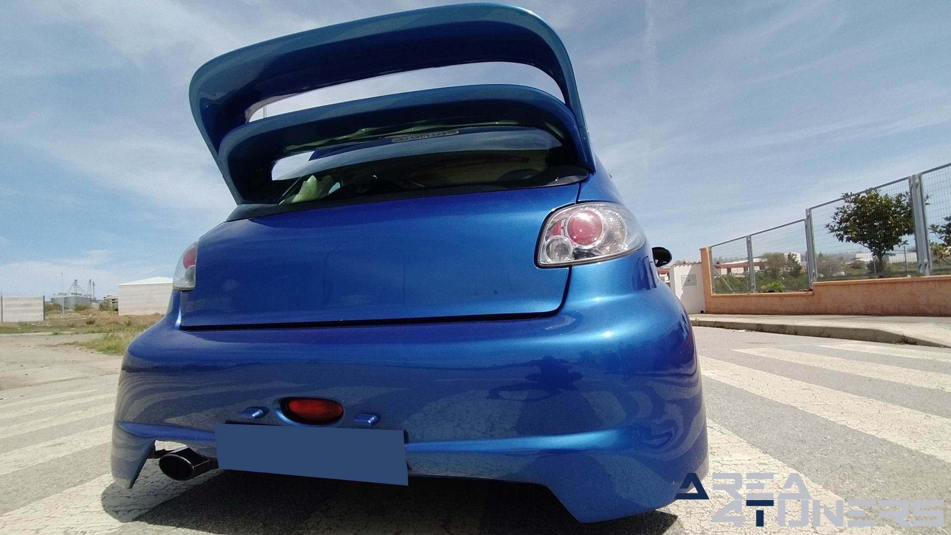 Imagen reportaje coche Tuning Peugeot 206 La Canica Azul Imagen perteneciente al reportaje de coche Tuning, de la revista Area4tuners sobre un Peugeot 206