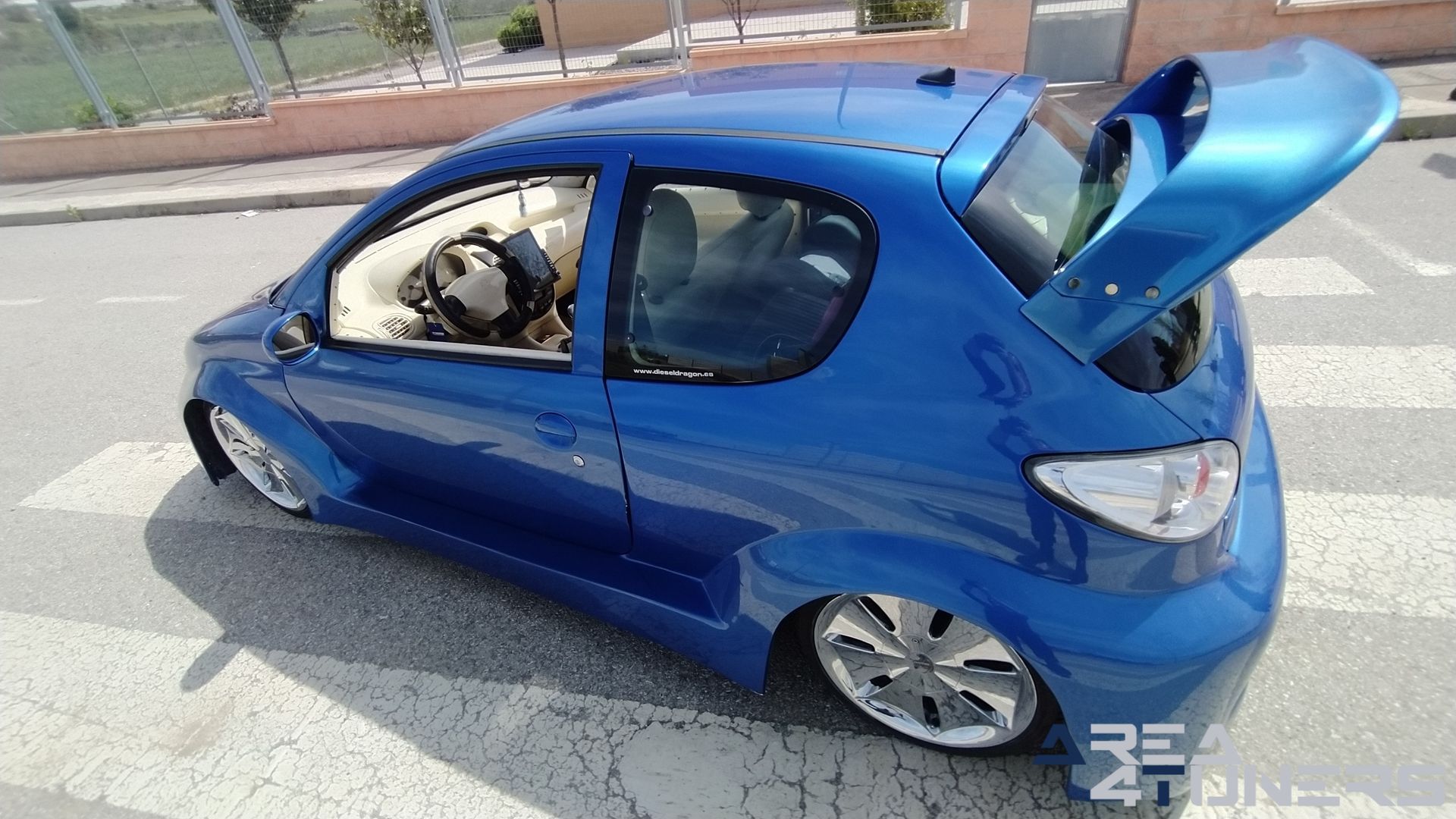 Imagen reportaje coche Tuning Peugeot 206 La Canica Azul Imagen perteneciente al reportaje de coche Tuning, de la revista Area4tuners sobre un Peugeot 206
