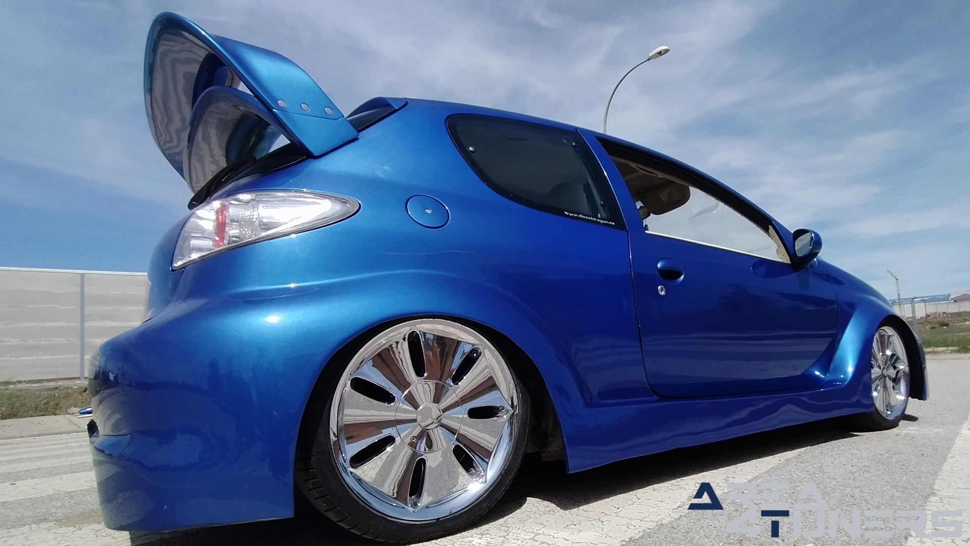 Imagen reportaje coche Tuning Peugeot 206 La Canica Azul Imagen perteneciente al reportaje de coche Tuning, de la revista Area4tuners sobre un Peugeot 206