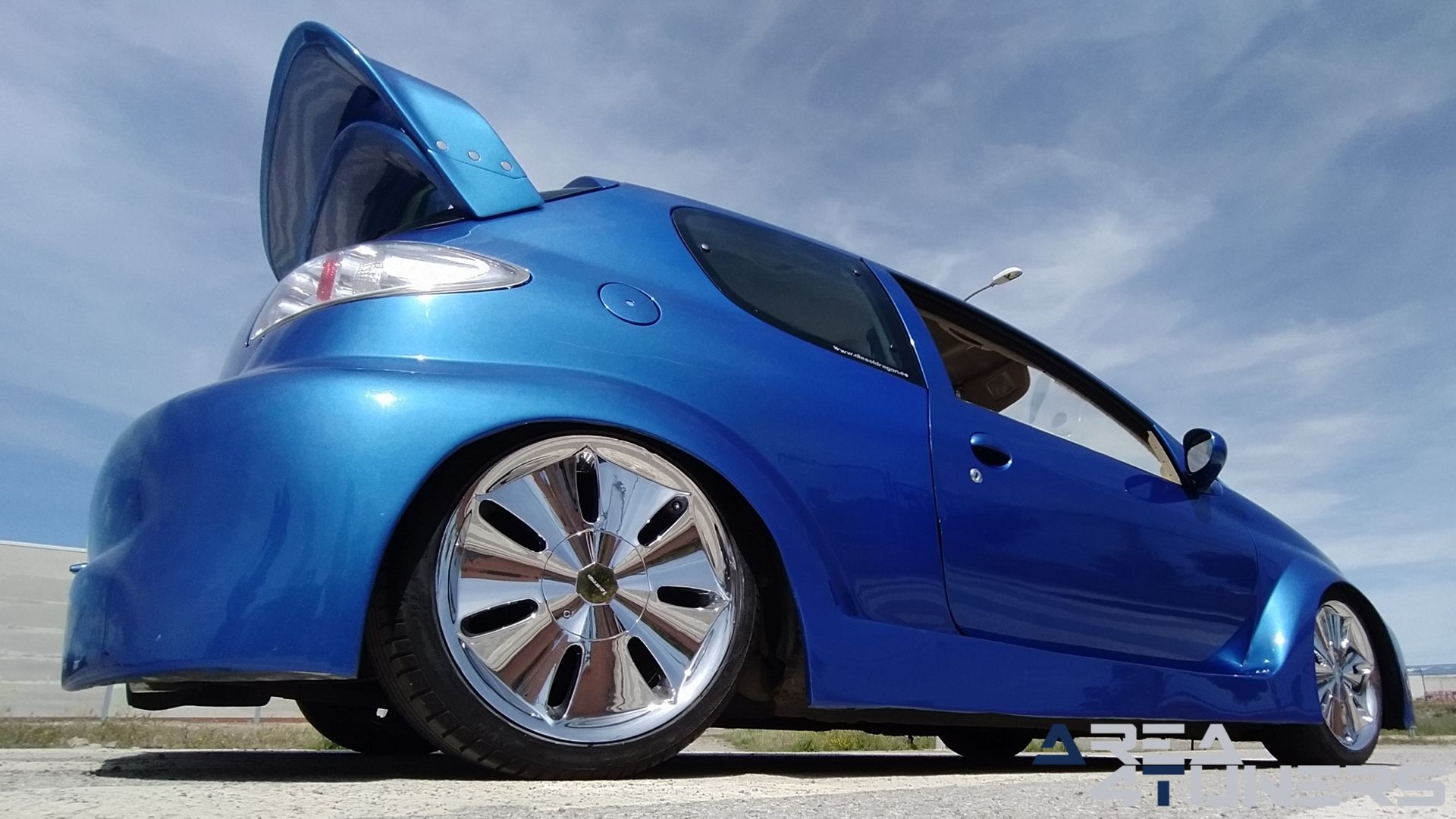 Imagen reportaje coche Tuning Peugeot 206 La Canica Azul Imagen perteneciente al reportaje de coche Tuning, de la revista Area4tuners sobre un Peugeot 206