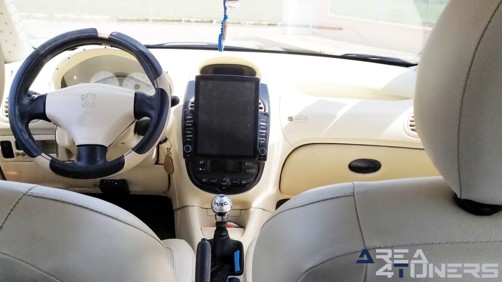 Imagen reportaje coche Tuning Peugeot 206 La Canica Azul Imagen perteneciente al reportaje de coche Tuning, de la revista Area4tuners sobre un Peugeot 206