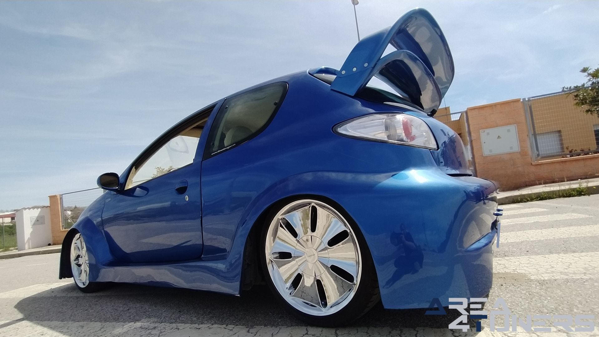 Imagen reportaje coche Tuning Peugeot 206 La Canica Azul Imagen perteneciente al reportaje de coche Tuning, de la revista Area4tuners sobre un Peugeot 206