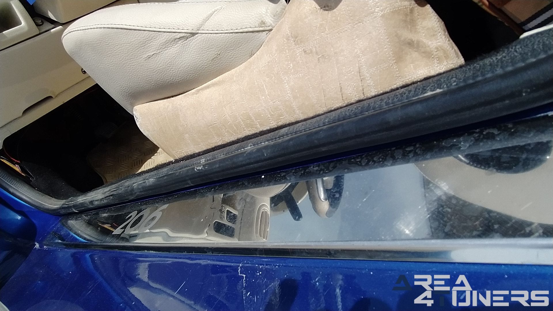 Imagen reportaje coche Tuning Peugeot 206 La Canica Azul Imagen perteneciente al reportaje de coche Tuning, de la revista Area4tuners sobre un Peugeot 206