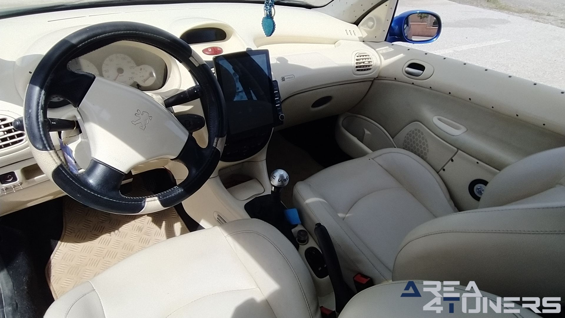 Imagen reportaje coche Tuning Peugeot 206 La Canica Azul Imagen perteneciente al reportaje de coche Tuning, de la revista Area4tuners sobre un Peugeot 206