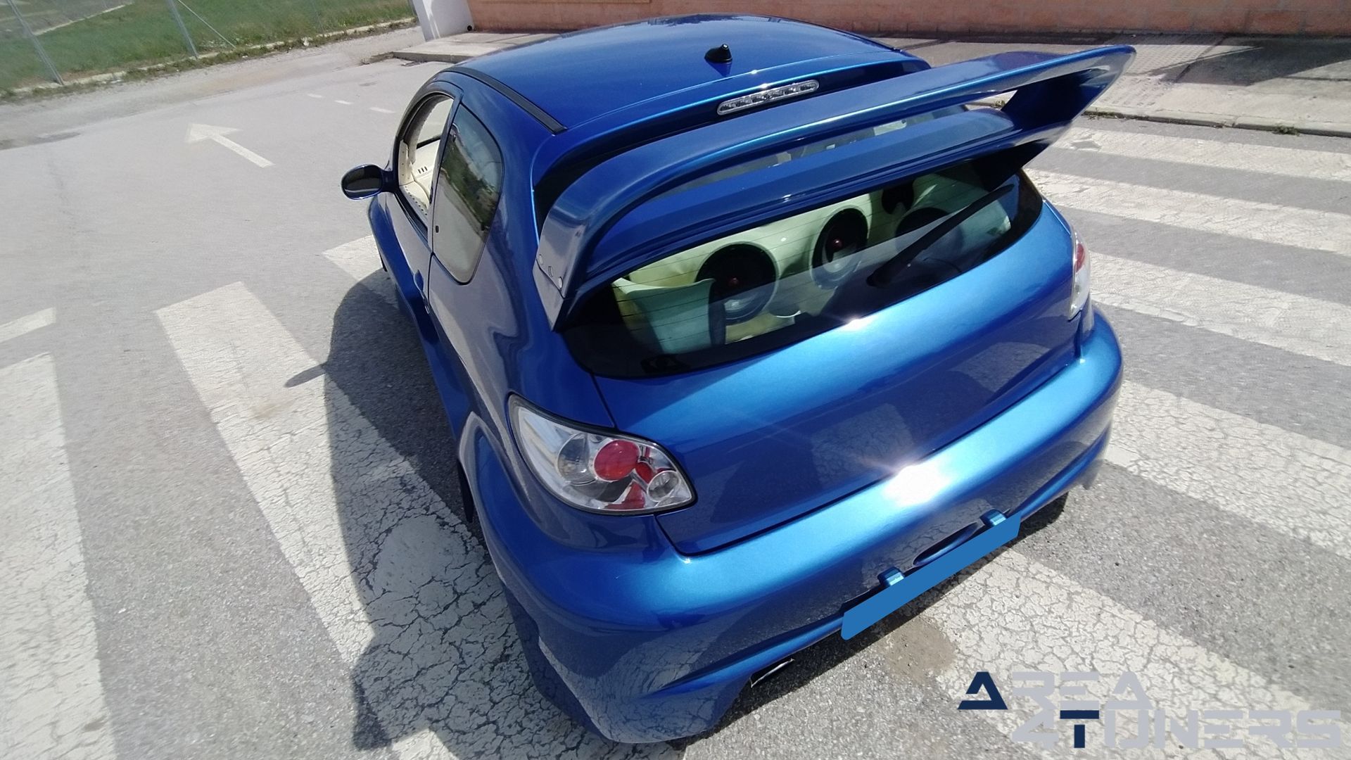 Imagen reportaje coche Tuning Peugeot 206 La Canica Azul Imagen perteneciente al reportaje de coche Tuning, de la revista Area4tuners sobre un Peugeot 206