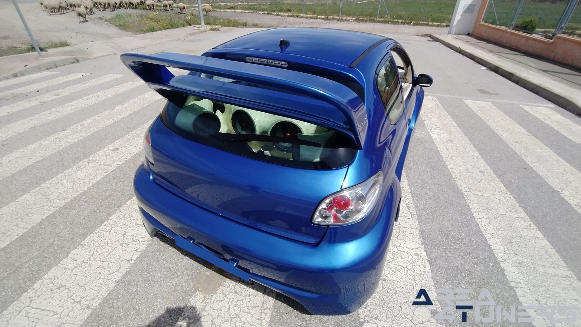 Imagen reportaje coche Tuning Peugeot 206 La Canica Azul Imagen perteneciente al reportaje de coche Tuning, de la revista Area4tuners sobre un Peugeot 206