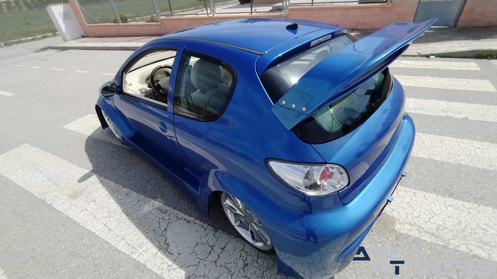 Imagen reportaje coche Tuning Peugeot 206 La Canica Azul Imagen perteneciente al reportaje de coche Tuning, de la revista Area4tuners sobre un Peugeot 206