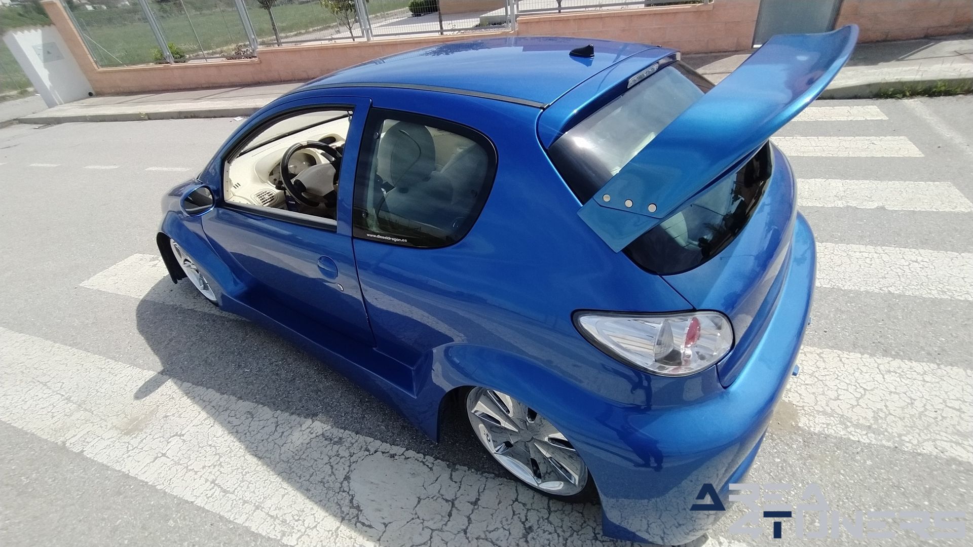 Imagen reportaje coche Tuning Peugeot 206 La Canica Azul Imagen perteneciente al reportaje de coche Tuning, de la revista Area4tuners sobre un Peugeot 206